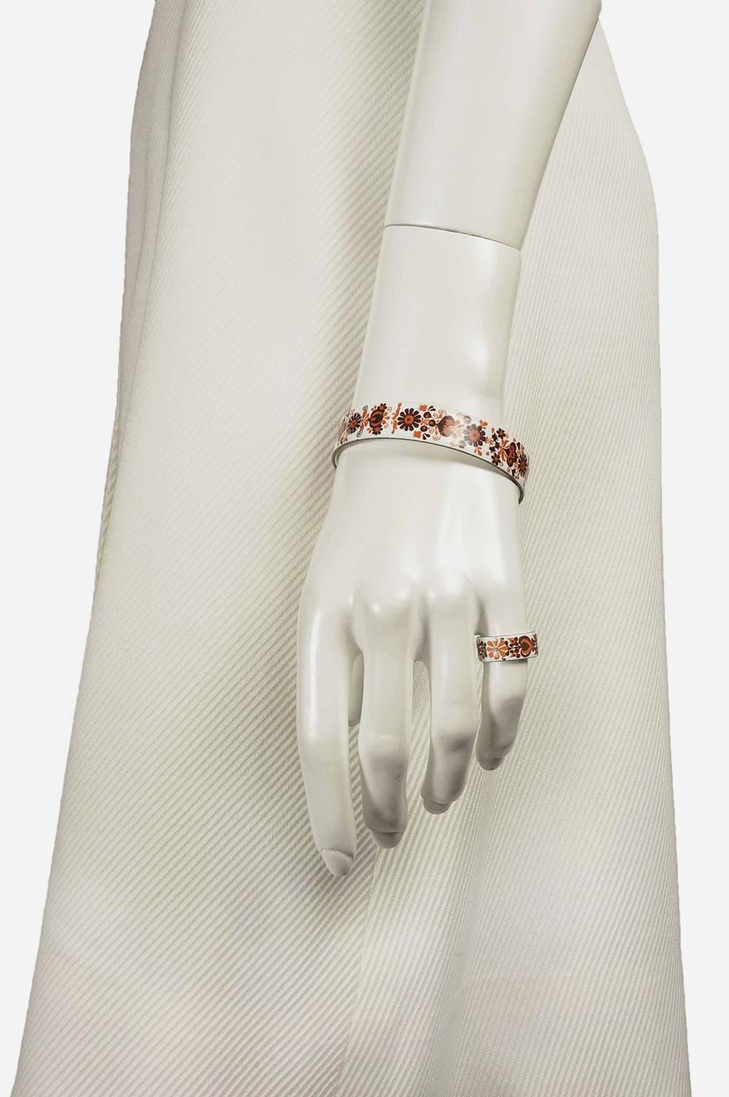 Rétro Suite di bracciali e anelli in smalto austriaco bianco e marrone -  sz 8, anni '70 in vendita