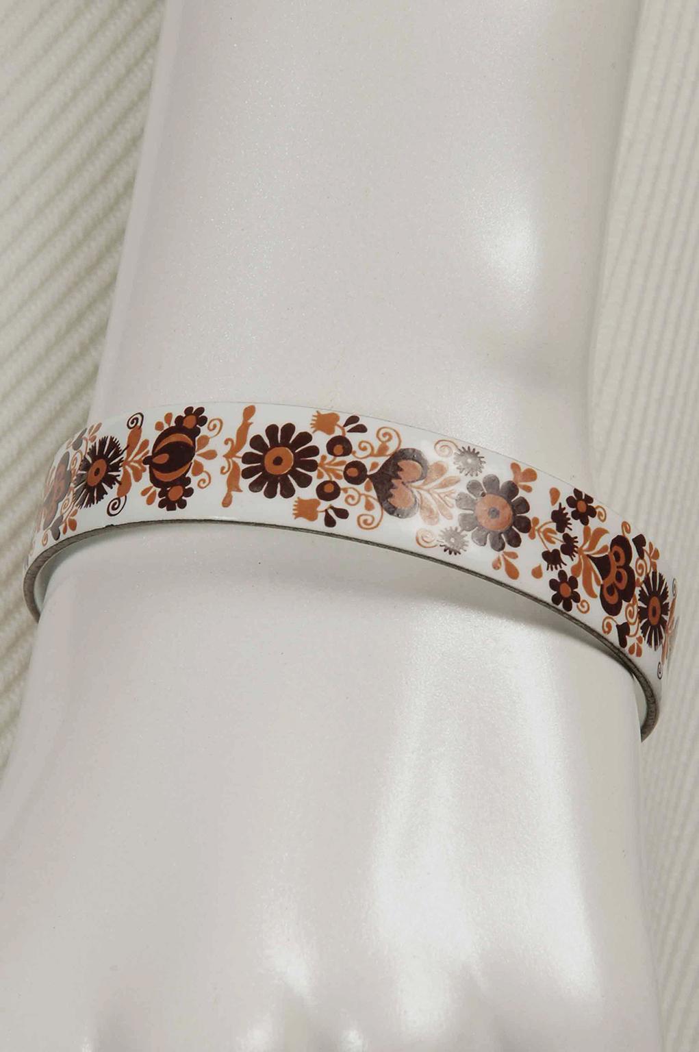 Suite di bracciali e anelli in smalto austriaco bianco e marrone -  sz 8, anni '70 In condizioni ottime in vendita a Tucson, AZ