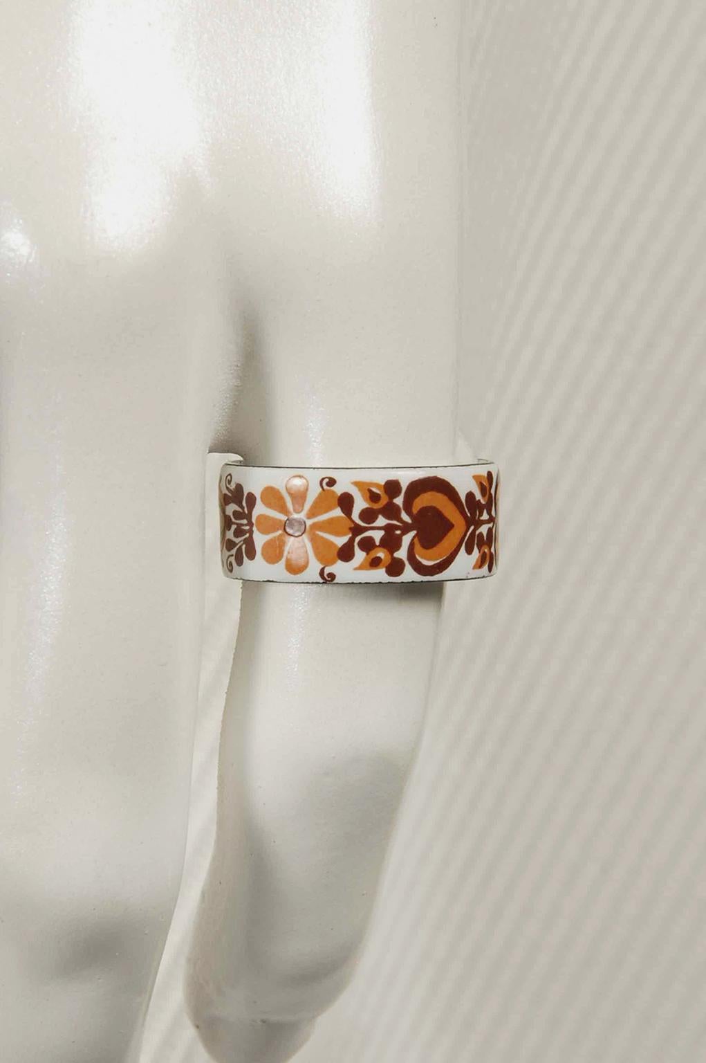 Donna Suite di bracciali e anelli in smalto austriaco bianco e marrone -  sz 8, anni '70 in vendita