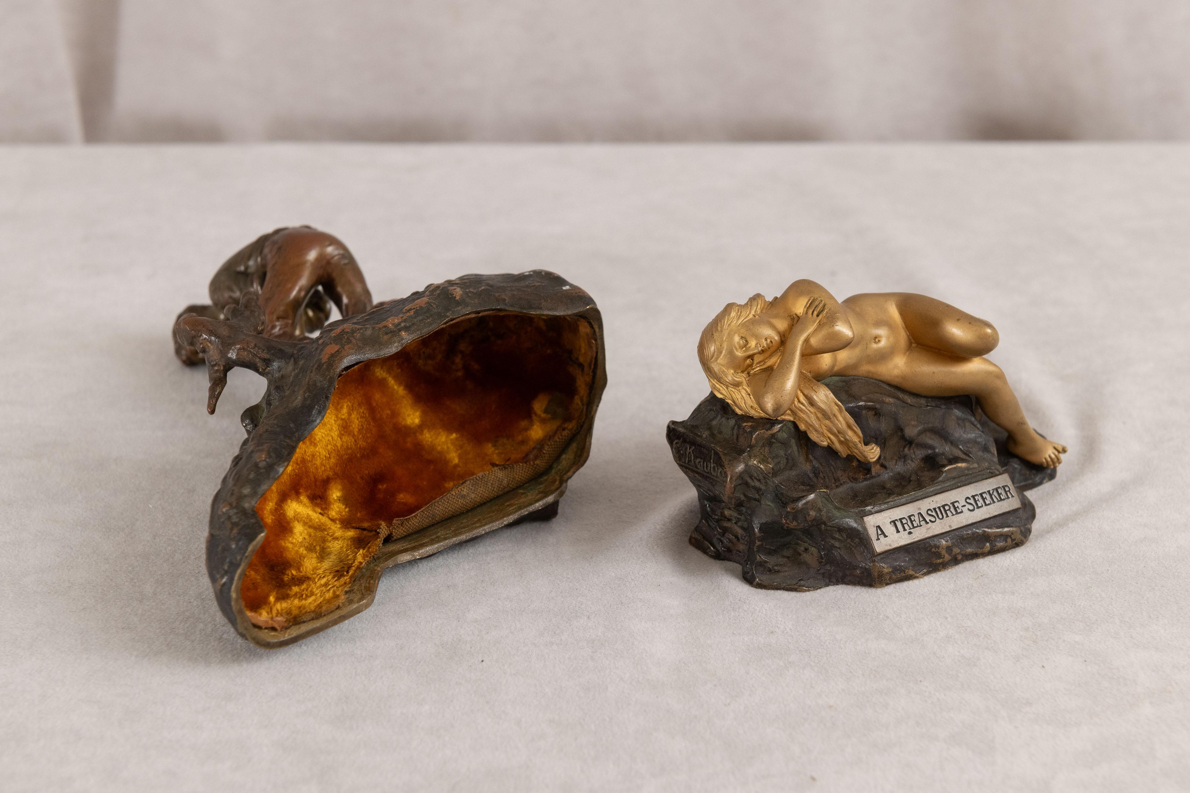   Este bronce caprichoso y sexy (titulado Buscador de tesoros) fue realizado por el célebre escultor austriaco de muchos bronces inusuales y sexys y eróticos, Carl Kauba. Firmado en la base y con una hermosa pátina marrón cálida en la parte