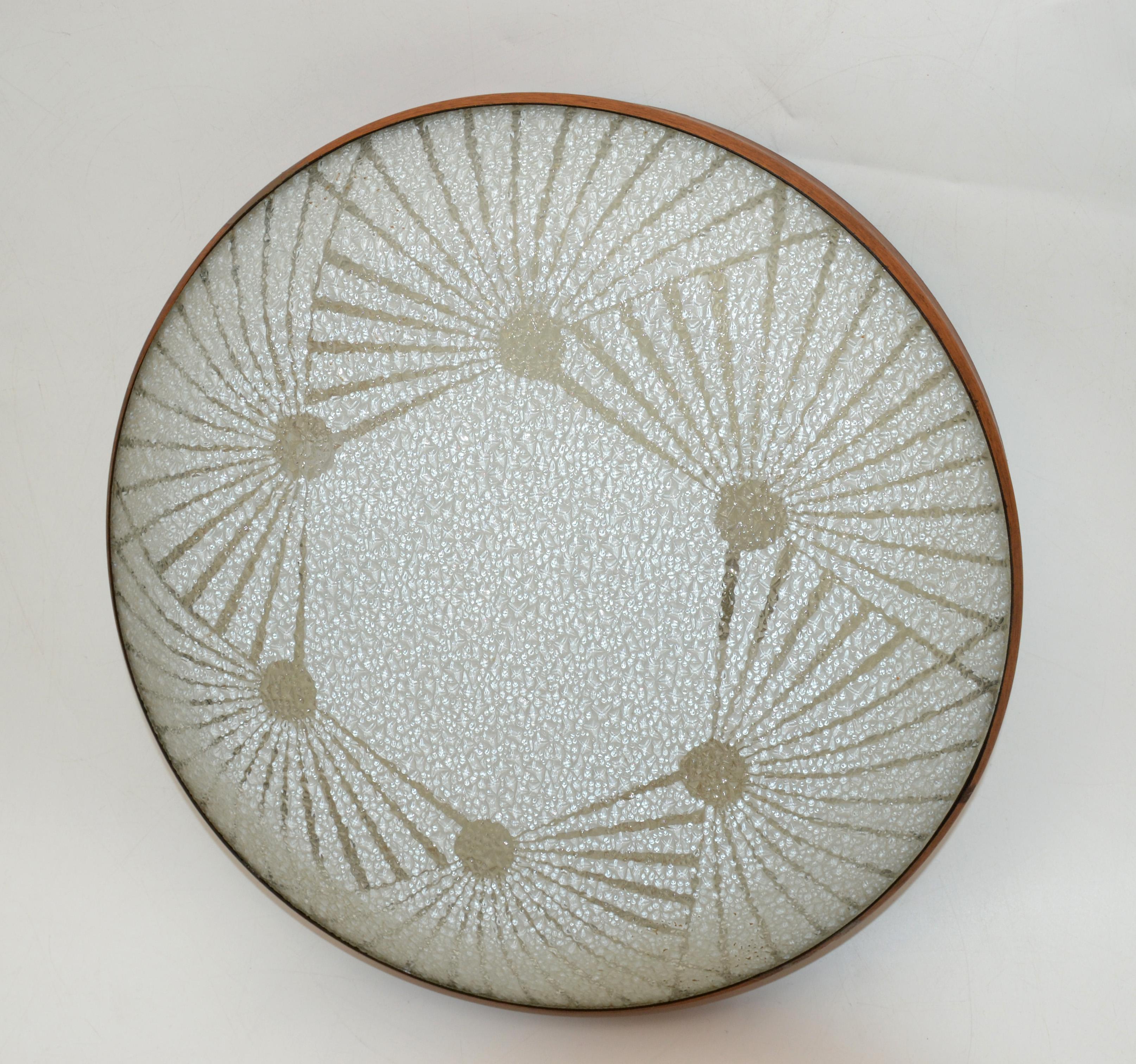 20ième siècle Monture encastrée autrichienne moderne mi-siècle en verre dépoli et teck en vente