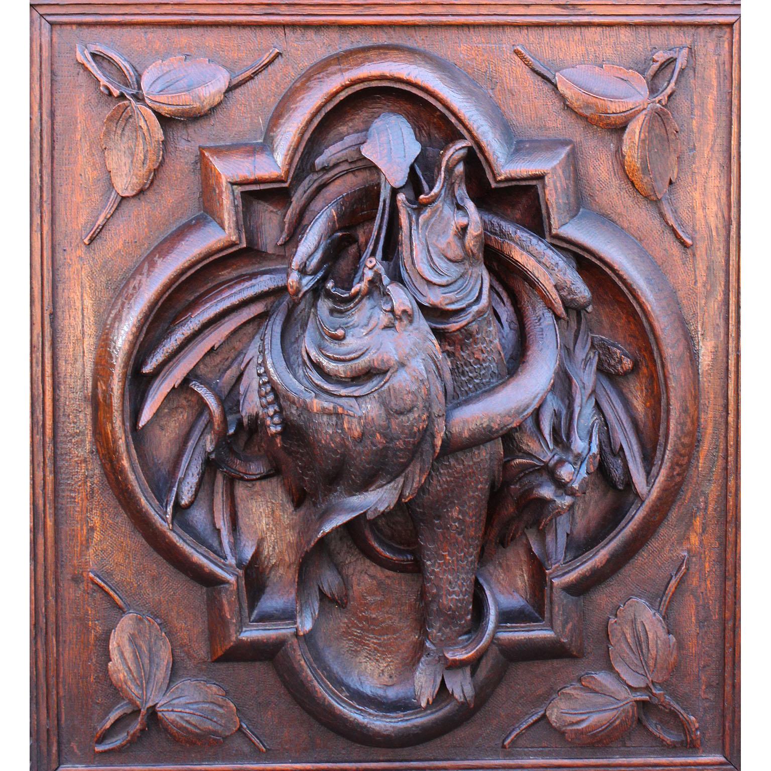 Verre Bibliothèque crédence autrichienne-allemande du 19ème siècle en noyer sculpté représentant une chasse dans la forêt noire en vente
