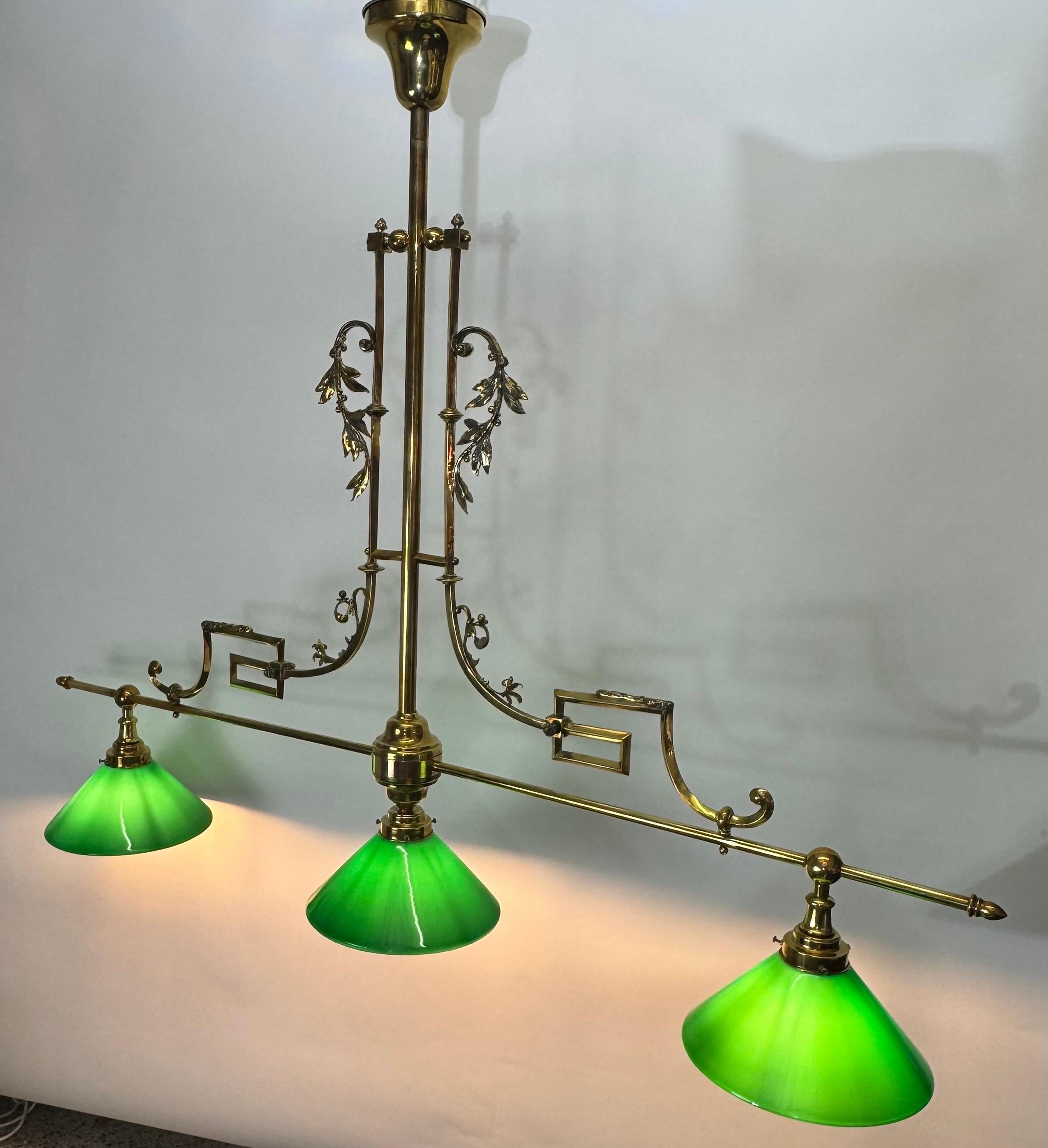 Autrichien Lustre de bibliothèque autrichien en laiton doré, Vienne, vers 1900 en vente