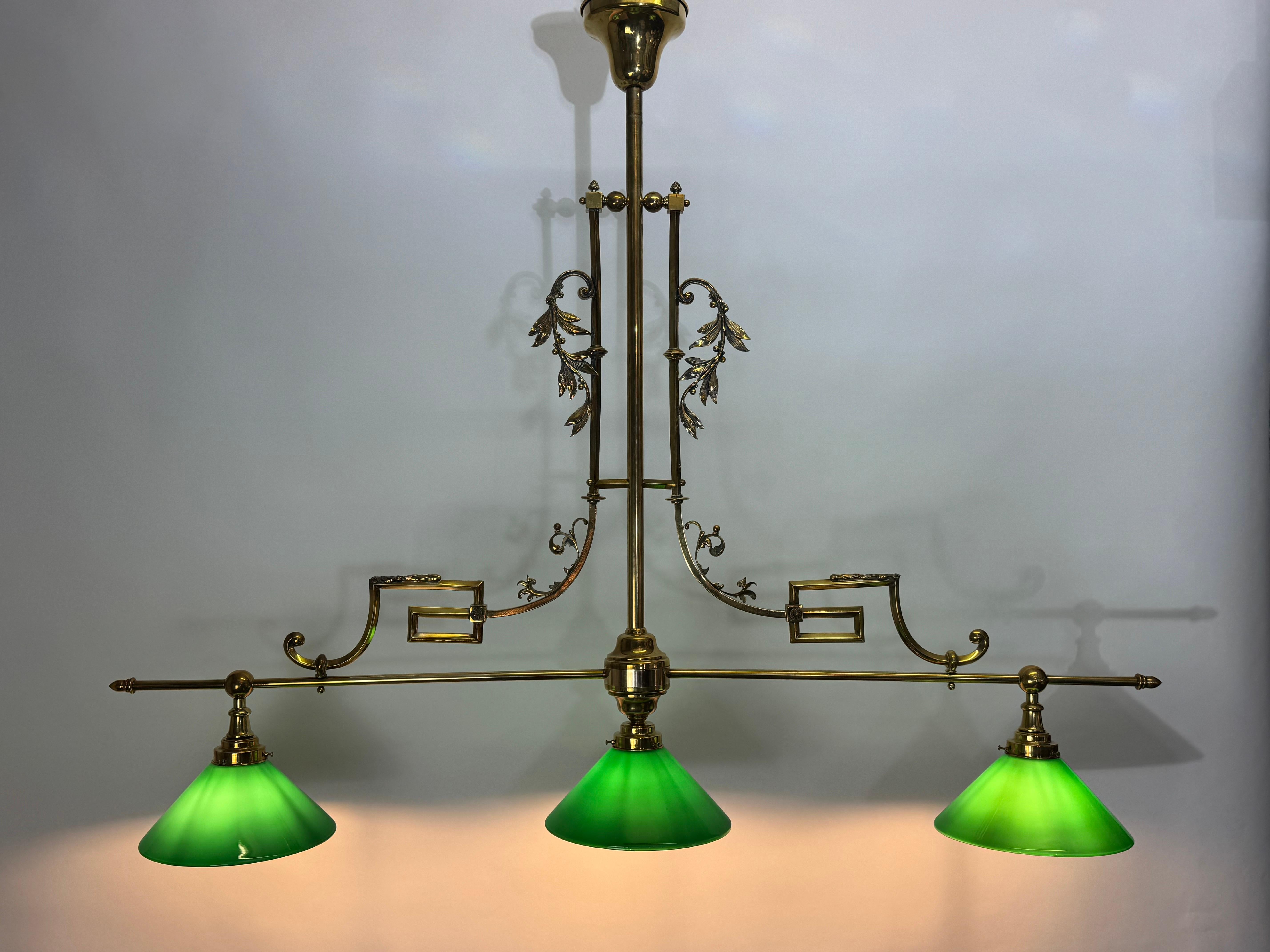 Doré Lustre de bibliothèque autrichien en laiton doré, Vienne, vers 1900 en vente