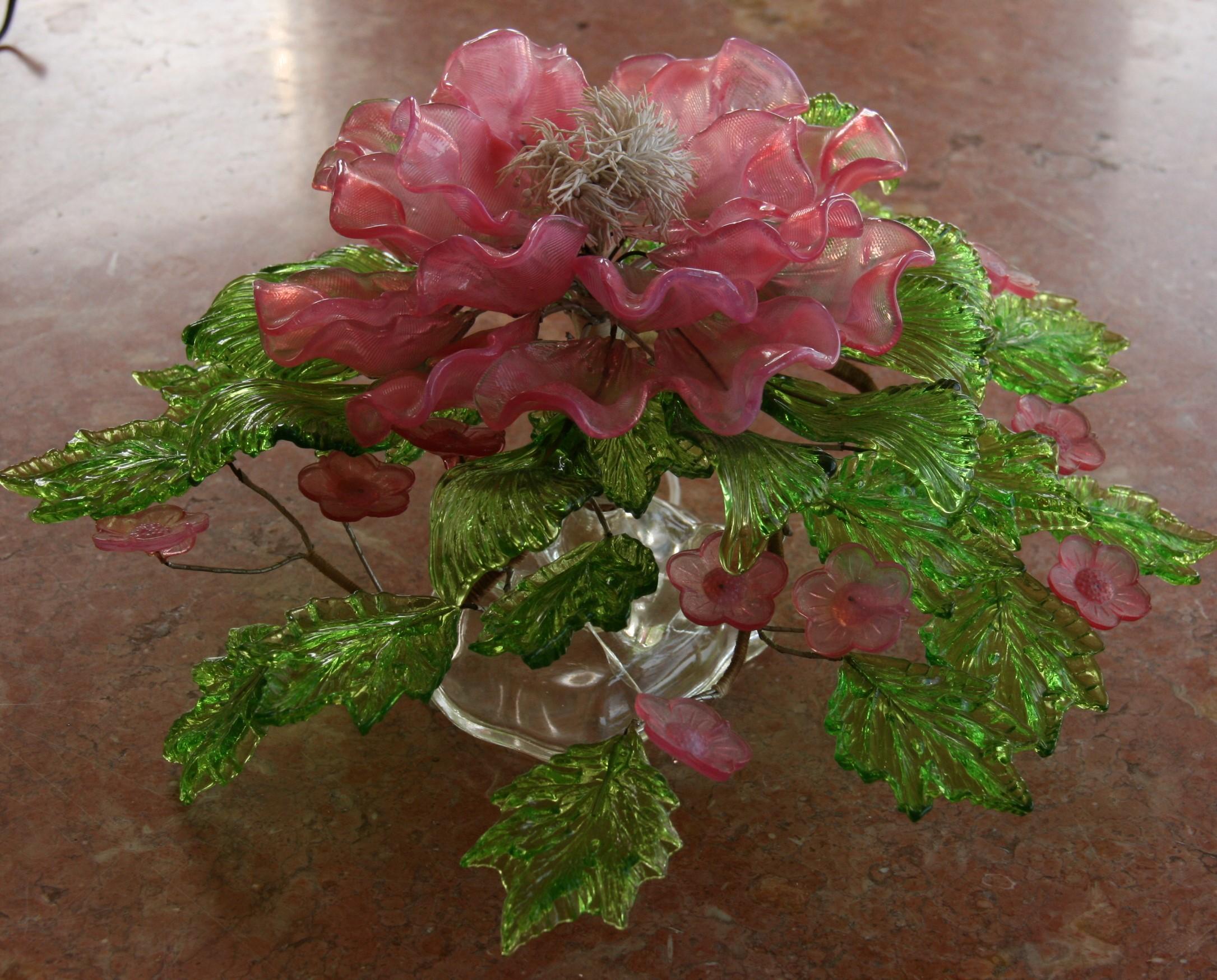 Centro de mesa antiguo de cristal austriaco con hojas y flores en venta 1
