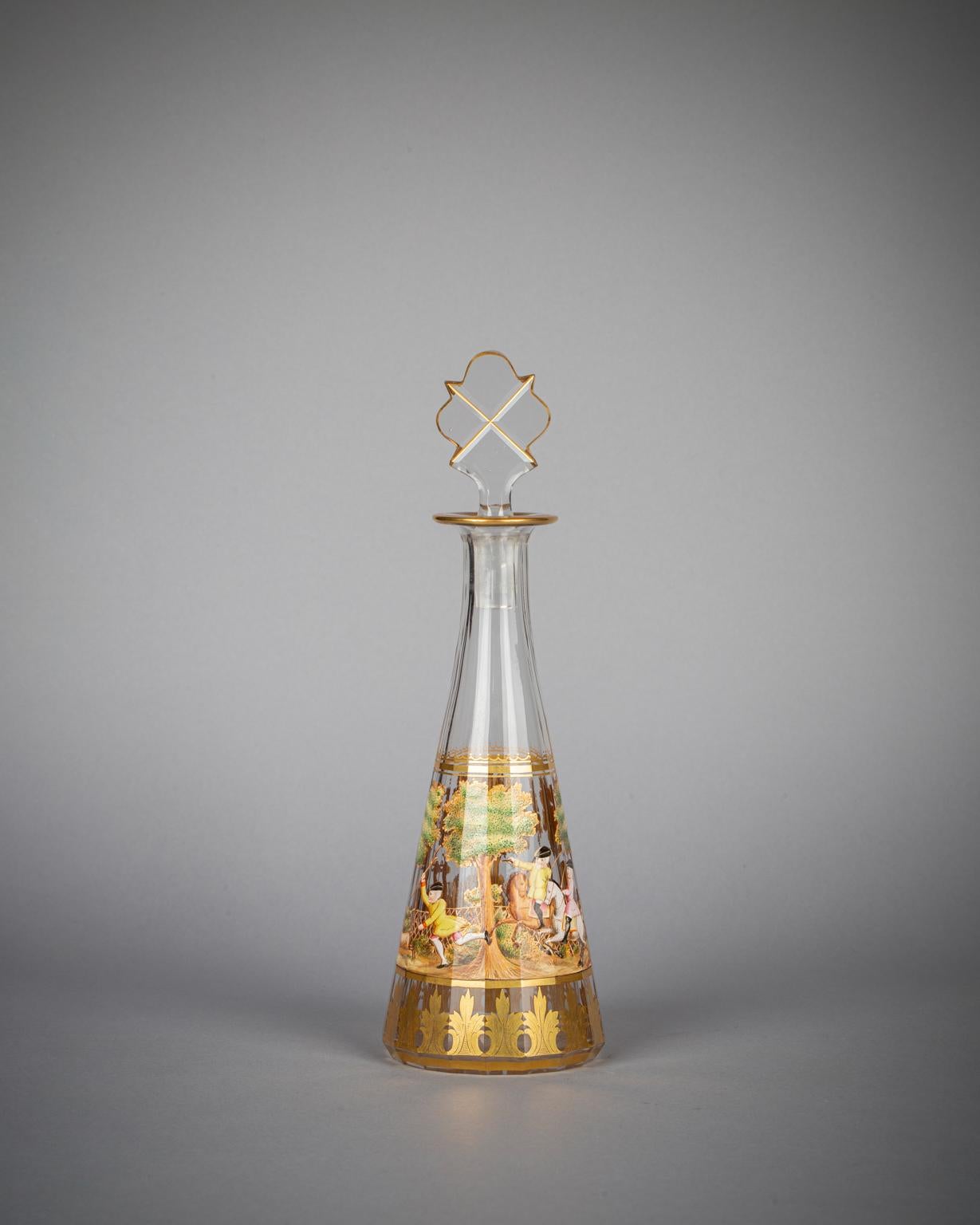 Carafe à liqueur avec bouchon et six verres émaillés de scènes de chasse. 
Dimensions du verre : Hauteur 3