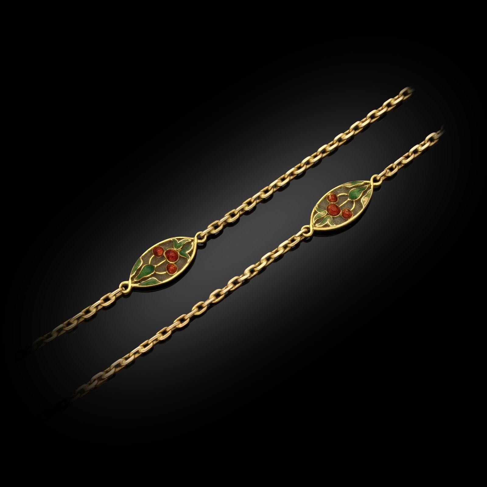 Austrian Gold and Enamel Long Chain Necklace Cherry Decoration Austrian 1910 In Good Condition For Sale In London, GB