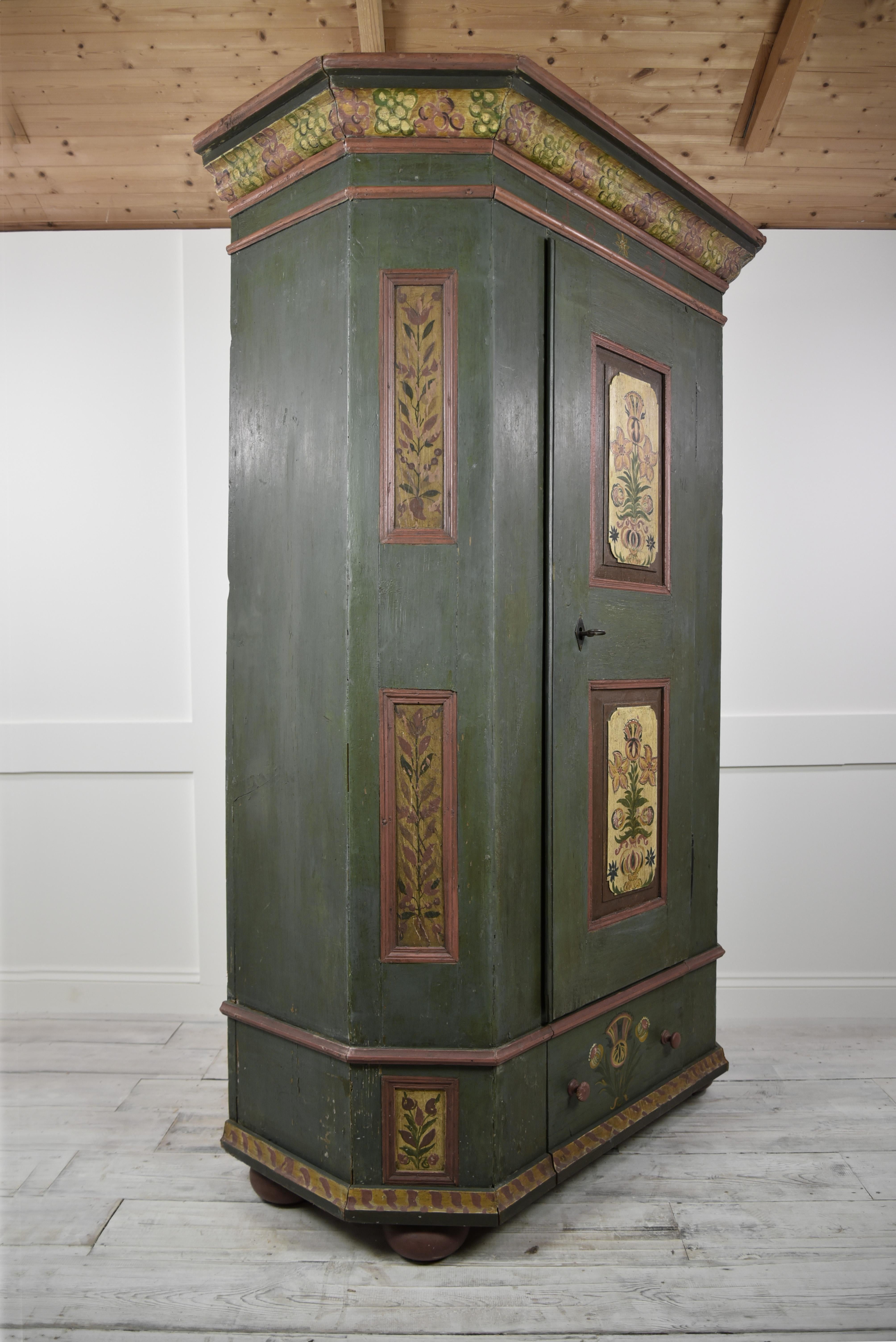 Cette armoire à dot de mariage tyrolienne a probablement été fabriquée par un ébéniste local et peinte par un peintre local. Ces magnifiques armoires étaient fabriquées en bois de pin local et étaient réservées pour être offertes comme un cadeau