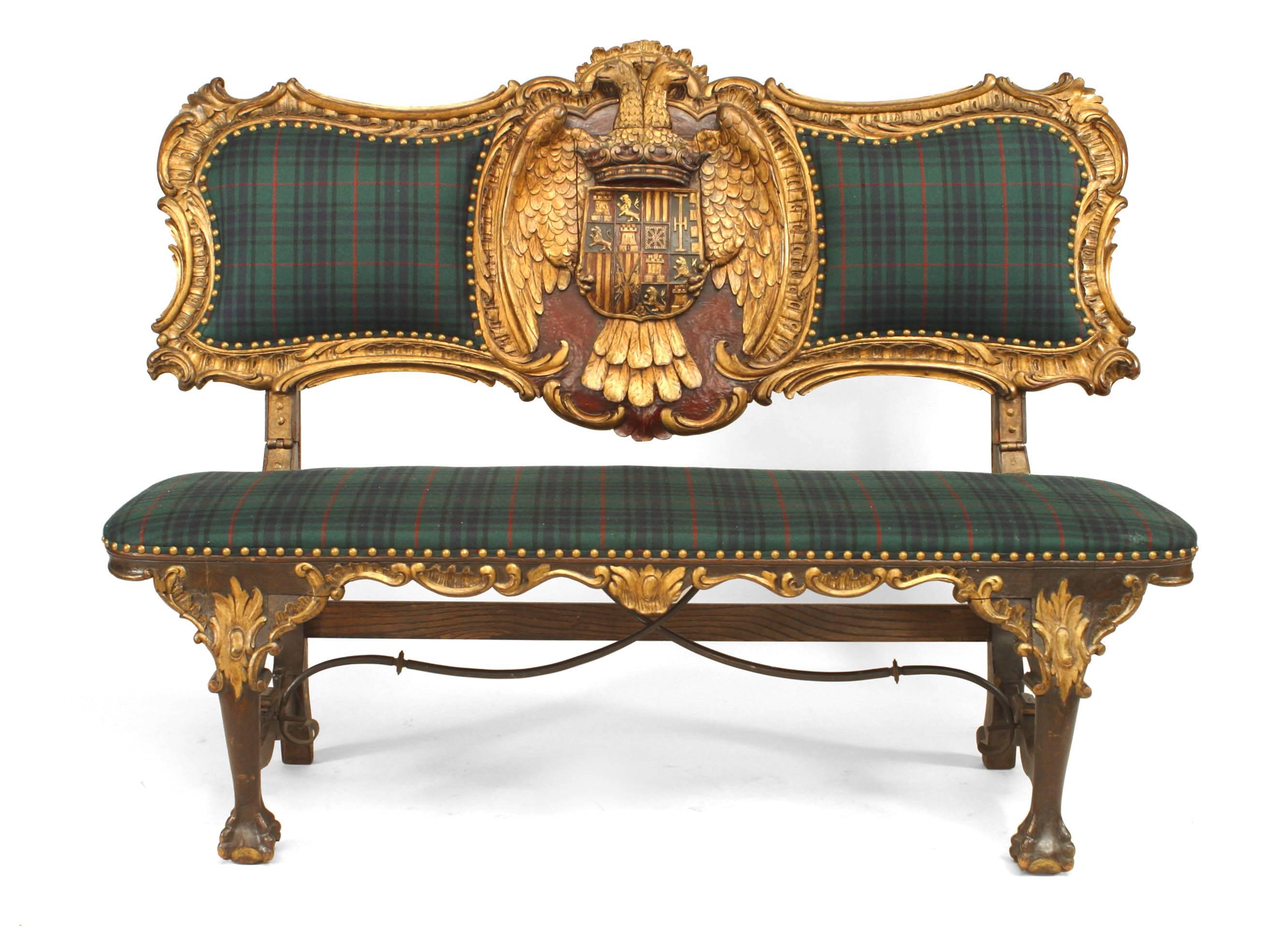 Causeuse autrichienne hongroise (XIXe siècle) en noyer et garniture dorée, avec un dossier présentant une crête à double tête d'aigle entre deux panneaux rembourrés et une civière en fer forgé.
  