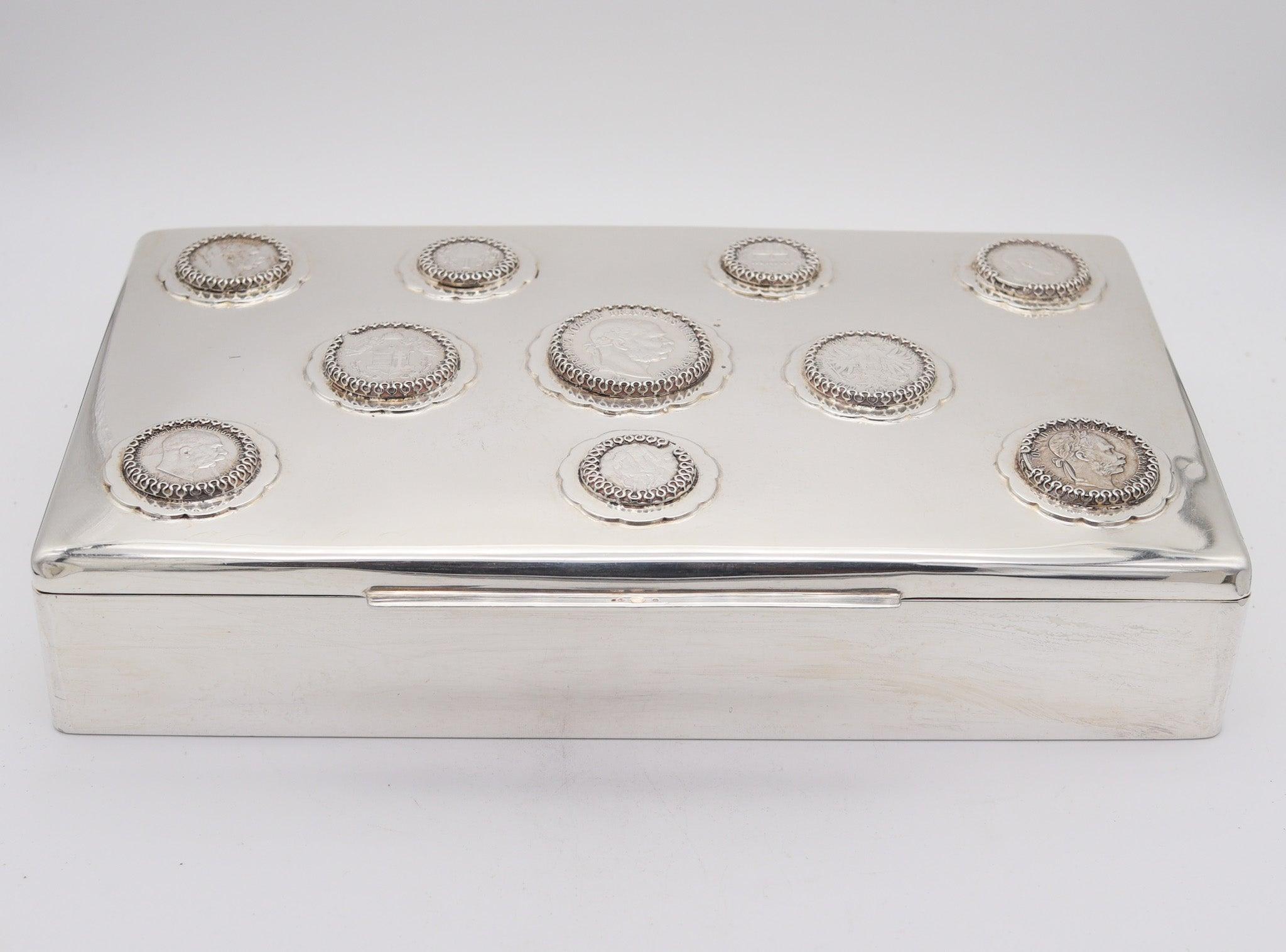 Caja para puros del Imperio Austrohúngaro en plata

Se trata de una asombrosa caja de puros antigua con un maravilloso atractivo visual, creada en Europa durante el periodo del Imperio Austrohúngaro, entre 1915 y 1920. La caja en sí ha sido