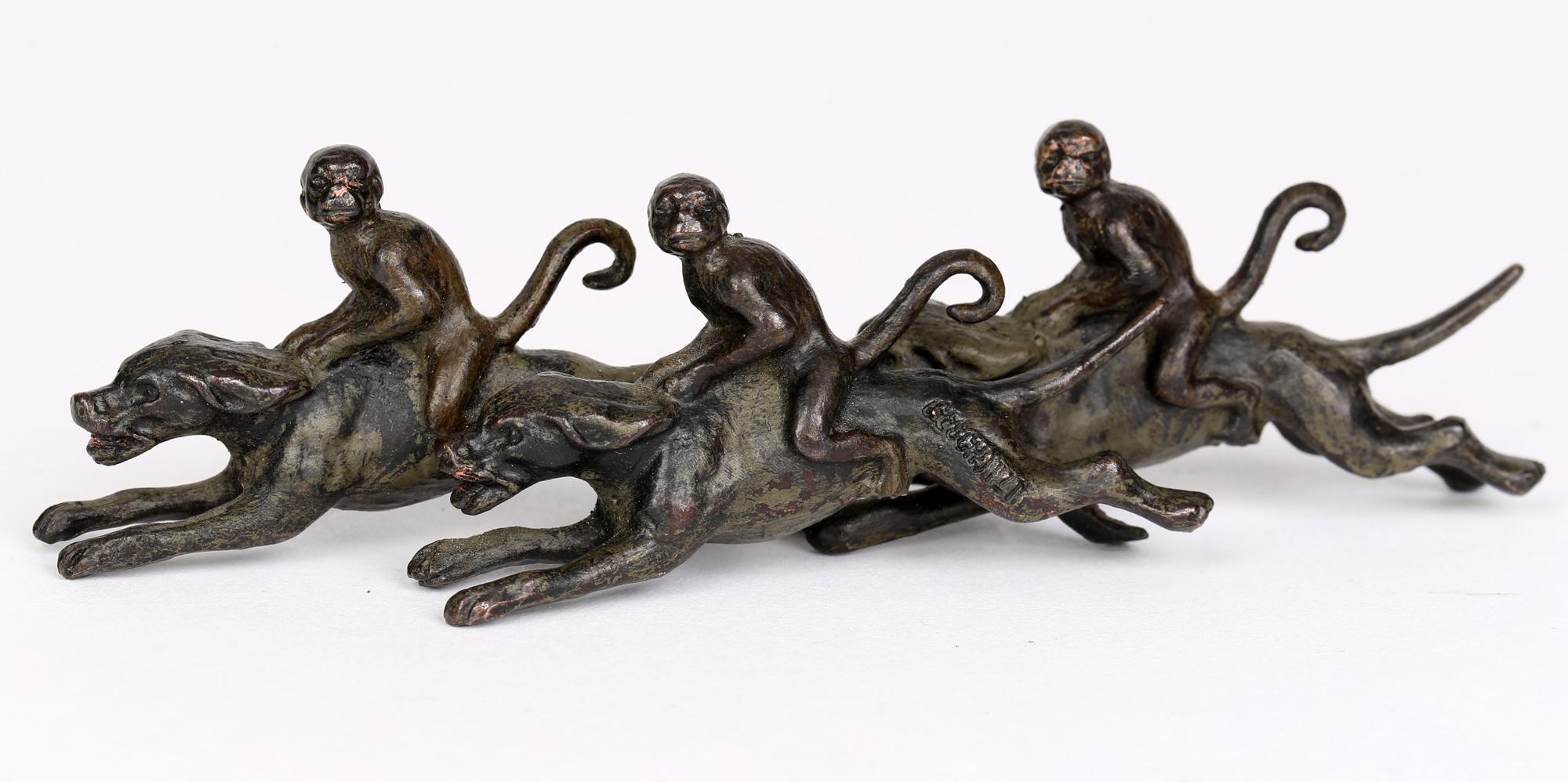 Eine bezaubernde österreichische Bronze mit Kaltbemalung, die drei Affen auf dem Rücken dreier laufender Hunde darstellt, in der Art von Franz Xaver Bergman (Österreich, 1861-1936) und aus der Zeit um 1900. Die Figur ist gut detailliert und das