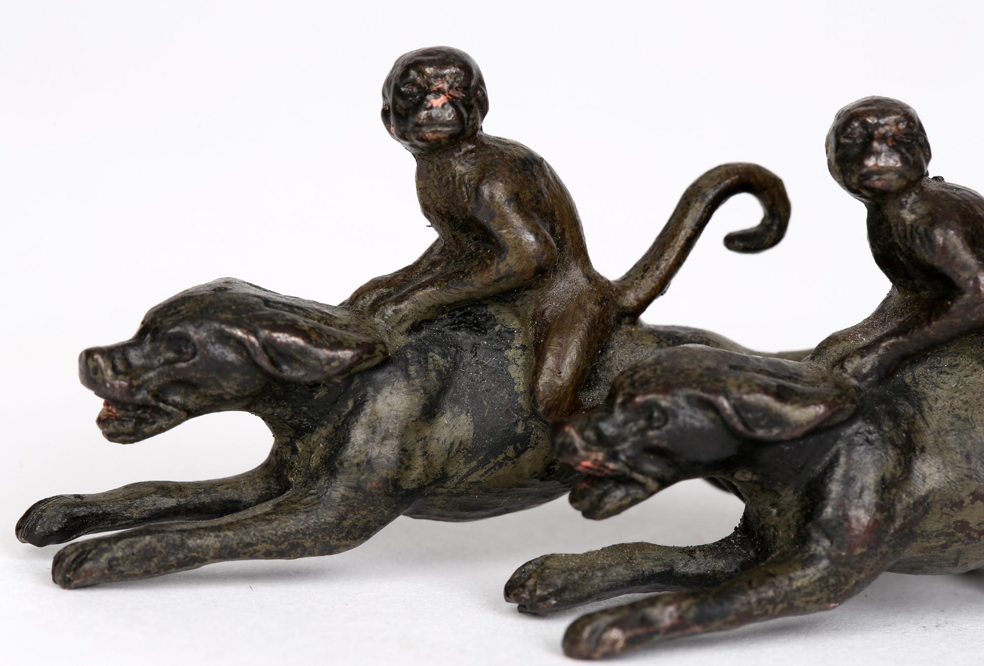 Österreichisch in der Art von Bergman Kaltbemalte Bronze Geldbörsen auf Hunden Reiten (Frühes 20. Jahrhundert) im Angebot