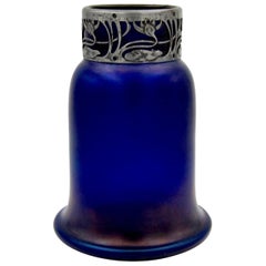 Vase en verre d
art autrichien bleu irisé avec collier en métal argenté Art Nouveau