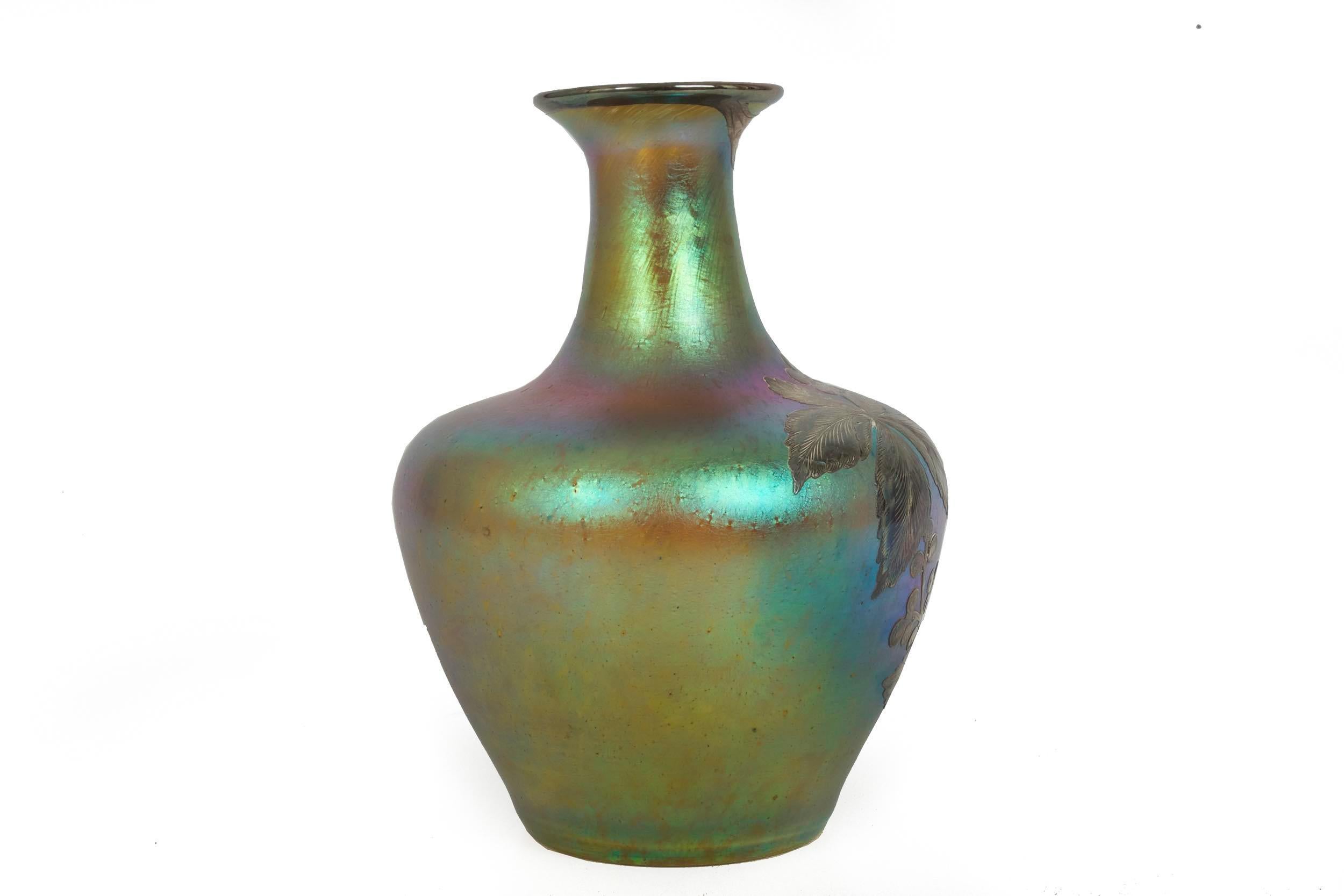 Art nouveau Verre irisé autrichien attribué à Loetz Vase avec revêtement argenté par La Pierre vers 1900 en vente