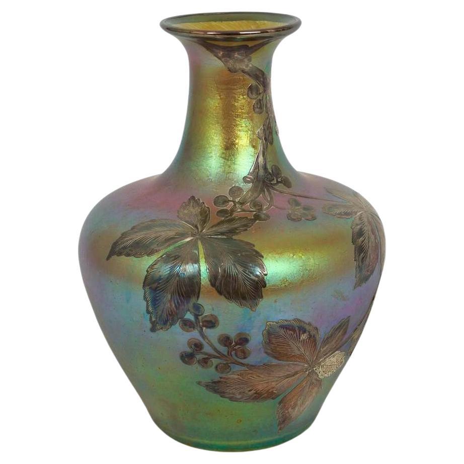 Loetz Glass austriaco iridescente att. Vaso con sovrapposizione d'argento di La Pierre, 1900 ca.