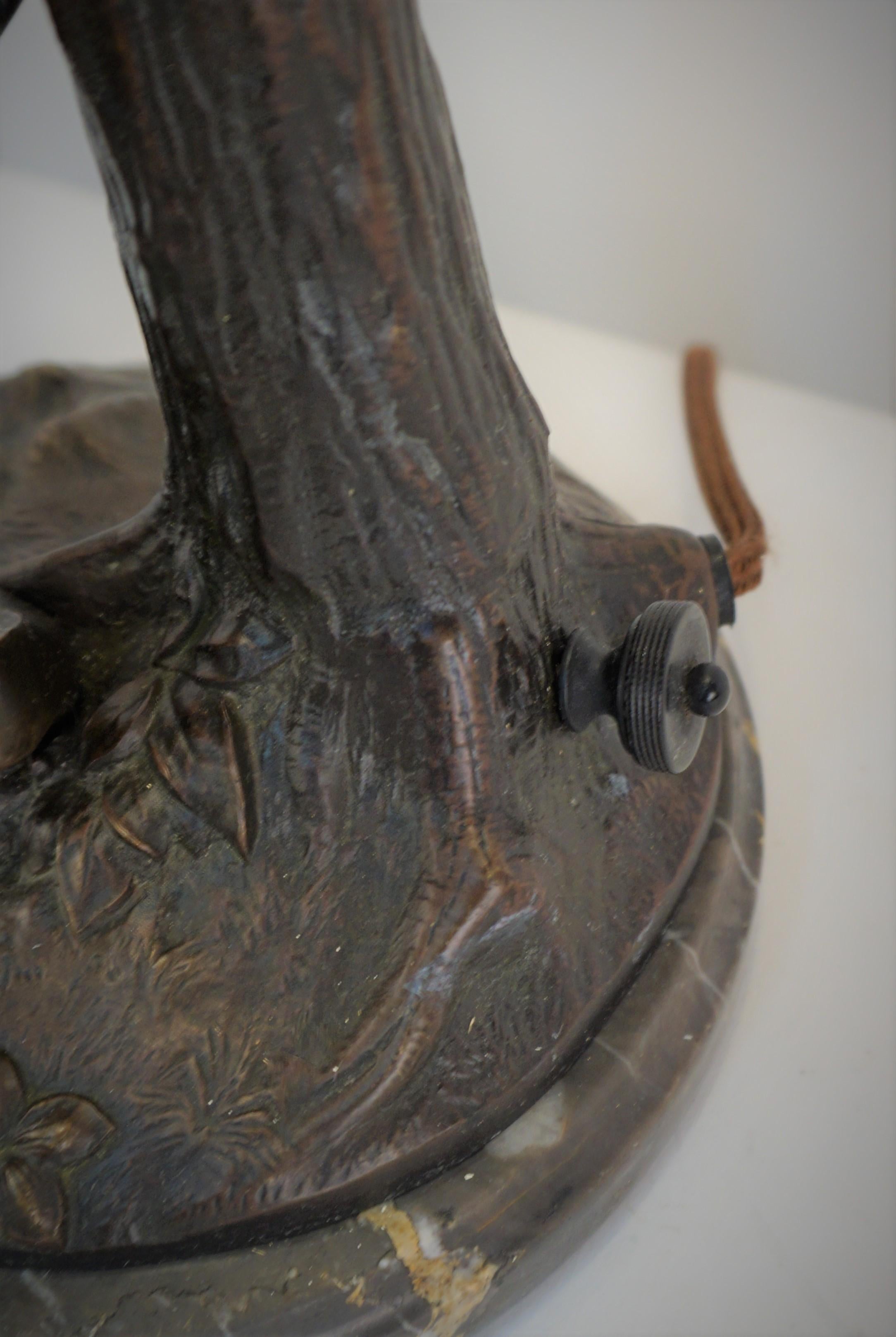 Lampe de table autrichienne en sculpture ivoire et bronze en vente 3