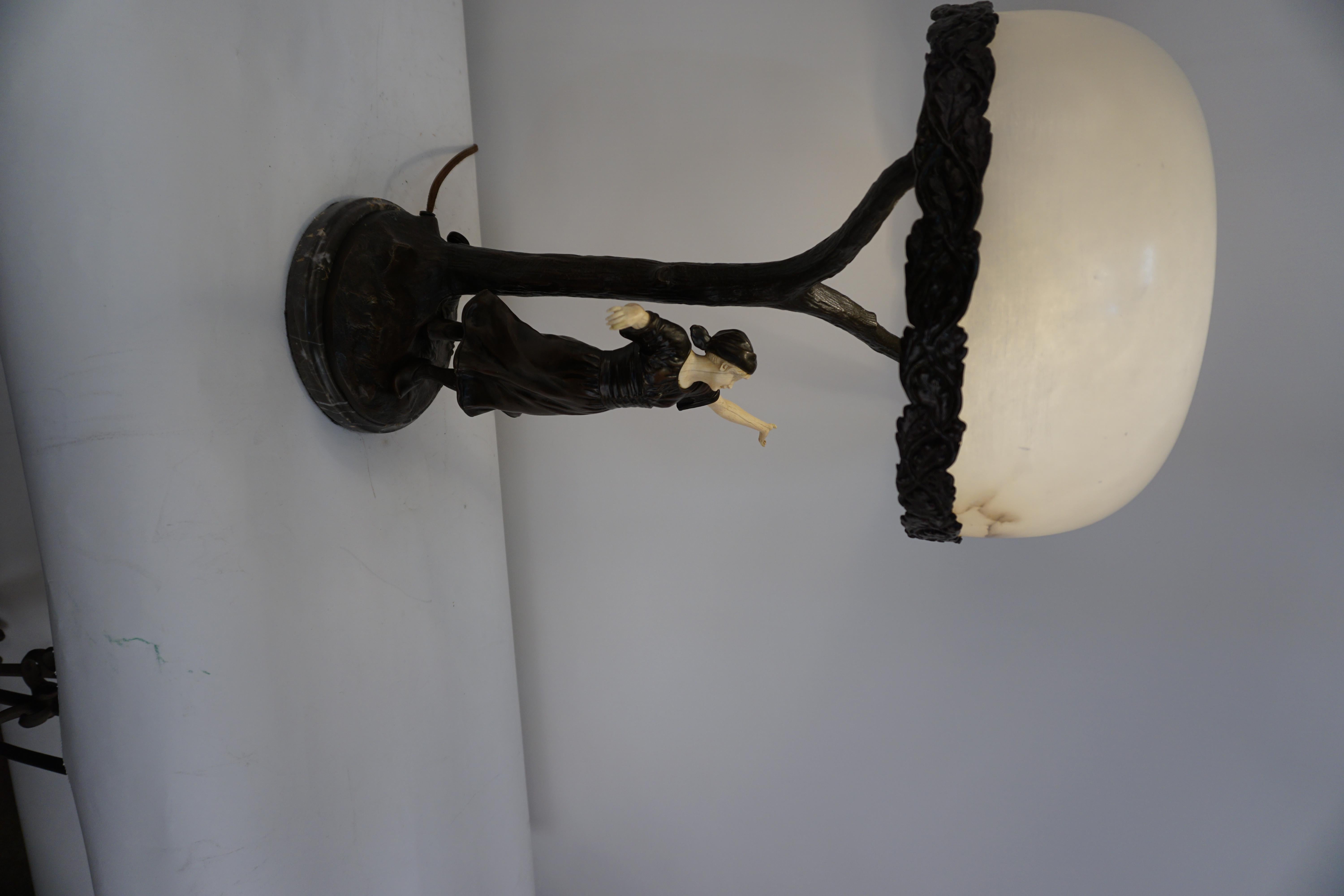 Lampe de table autrichienne en sculpture ivoire et bronze en vente 4