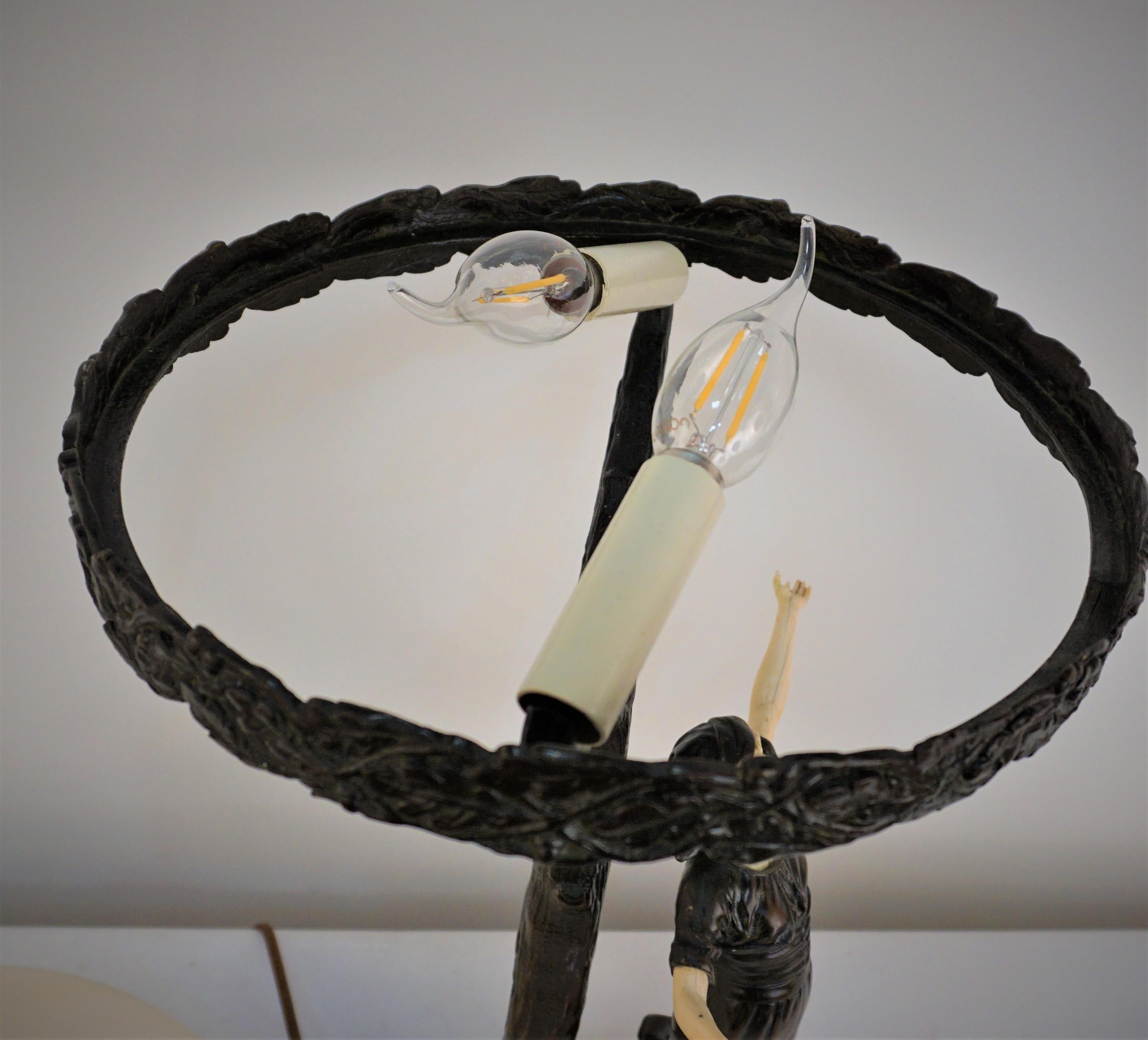 Lampe de table autrichienne en sculpture ivoire et bronze en vente 6