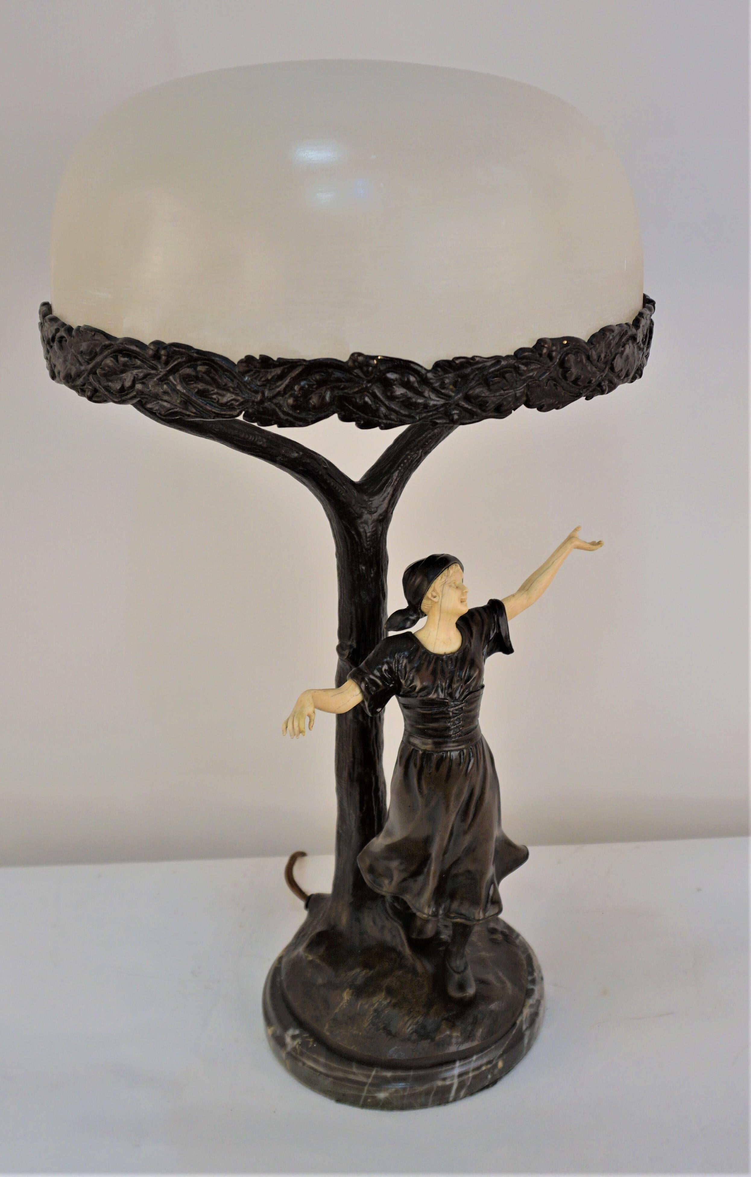 Lampe de table autrichienne en sculpture ivoire et bronze en vente 8