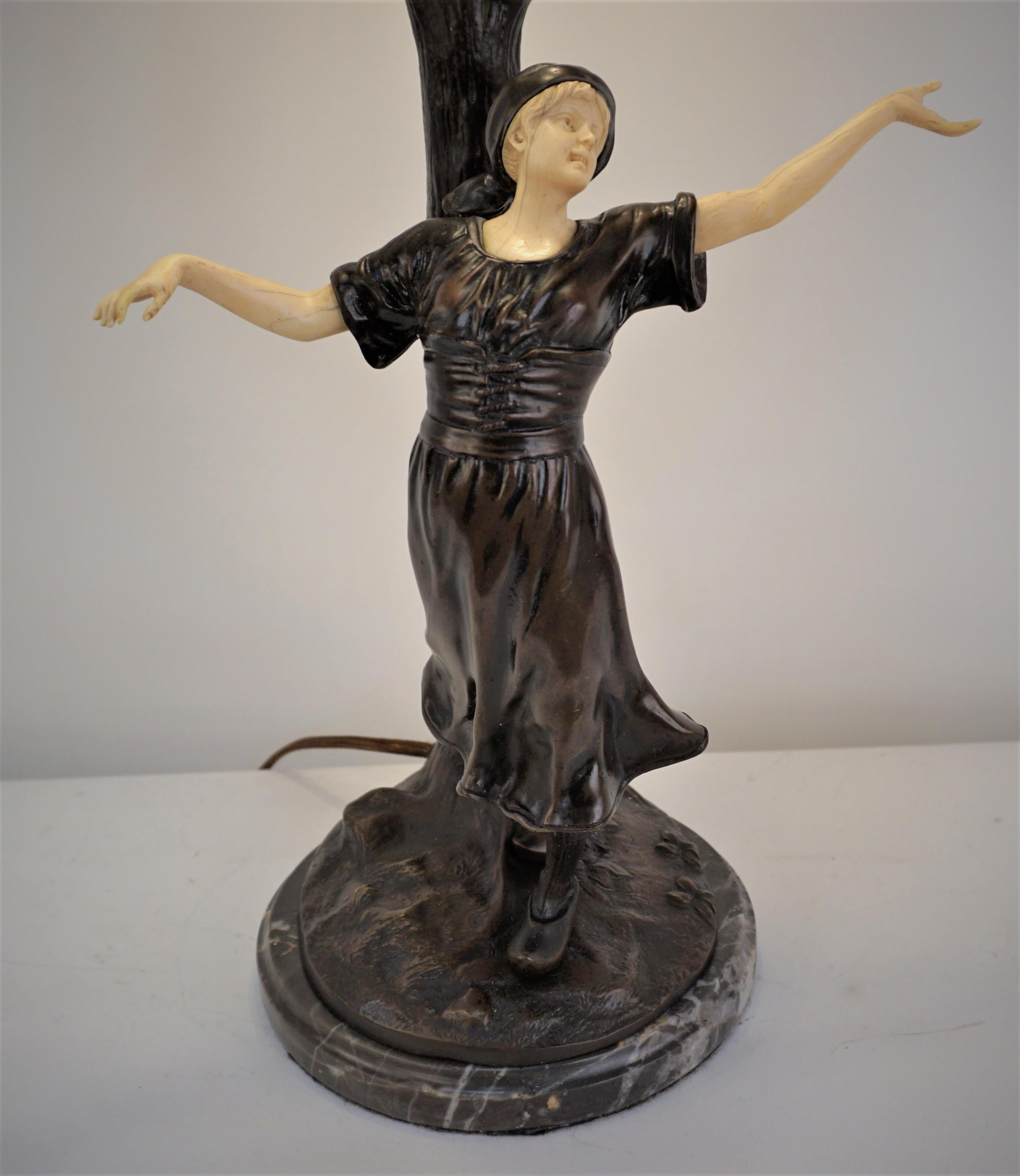 Österreichische Elfenbein & Bronze Skulptur Tischlampe (Art nouveau) im Angebot