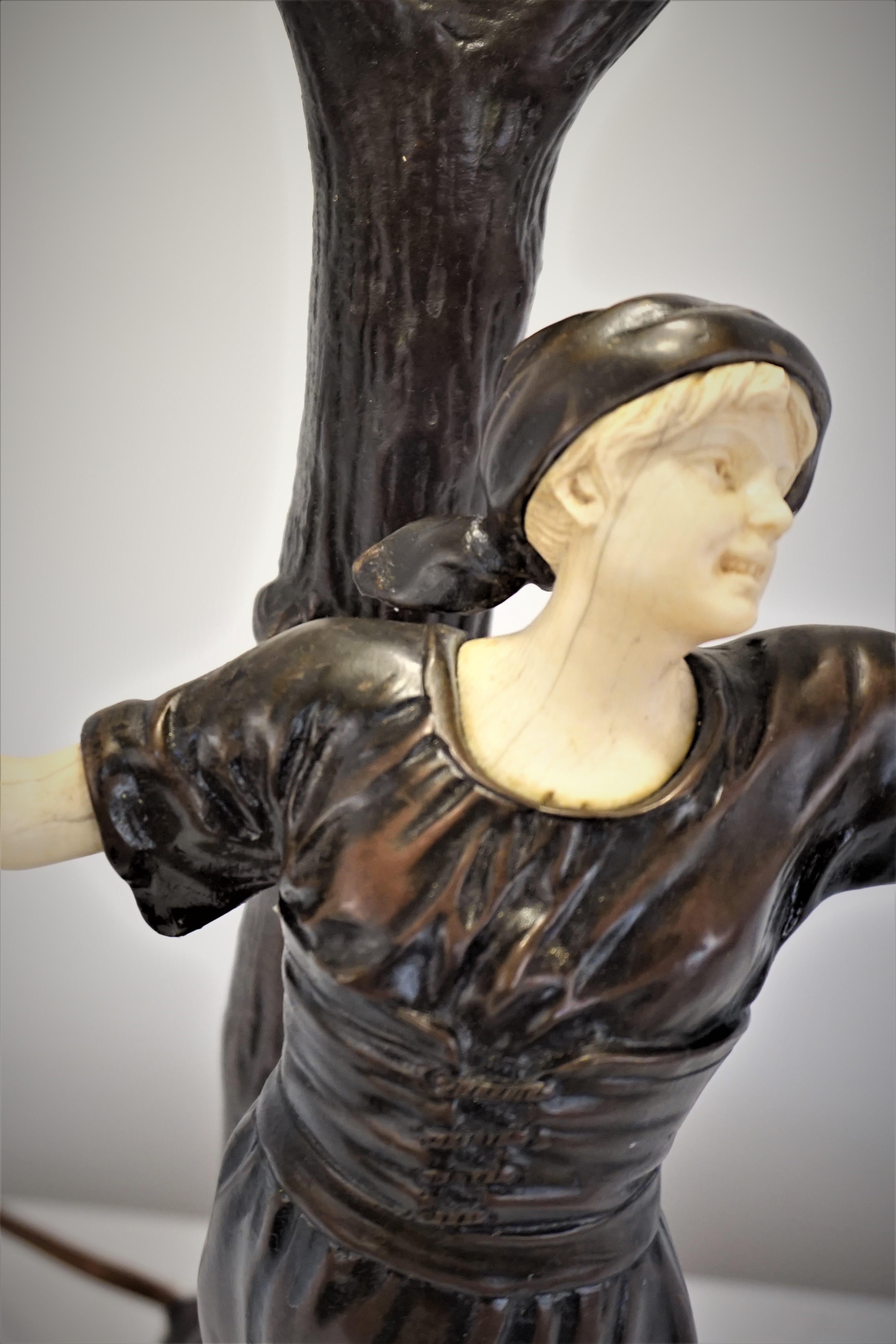 Bronze Lampe de table autrichienne en sculpture ivoire et bronze en vente