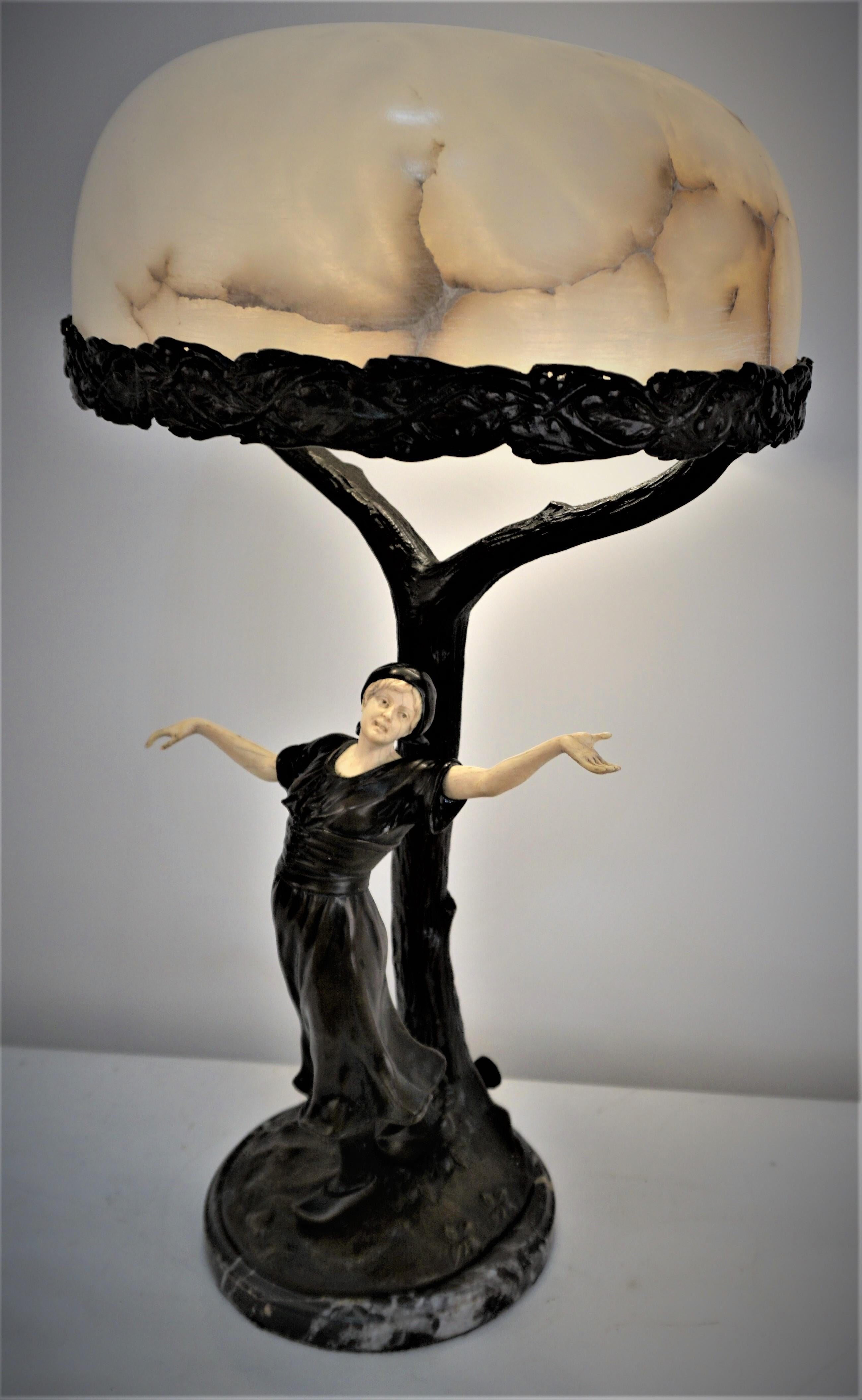 Lampe de table autrichienne en sculpture ivoire et bronze en vente 1