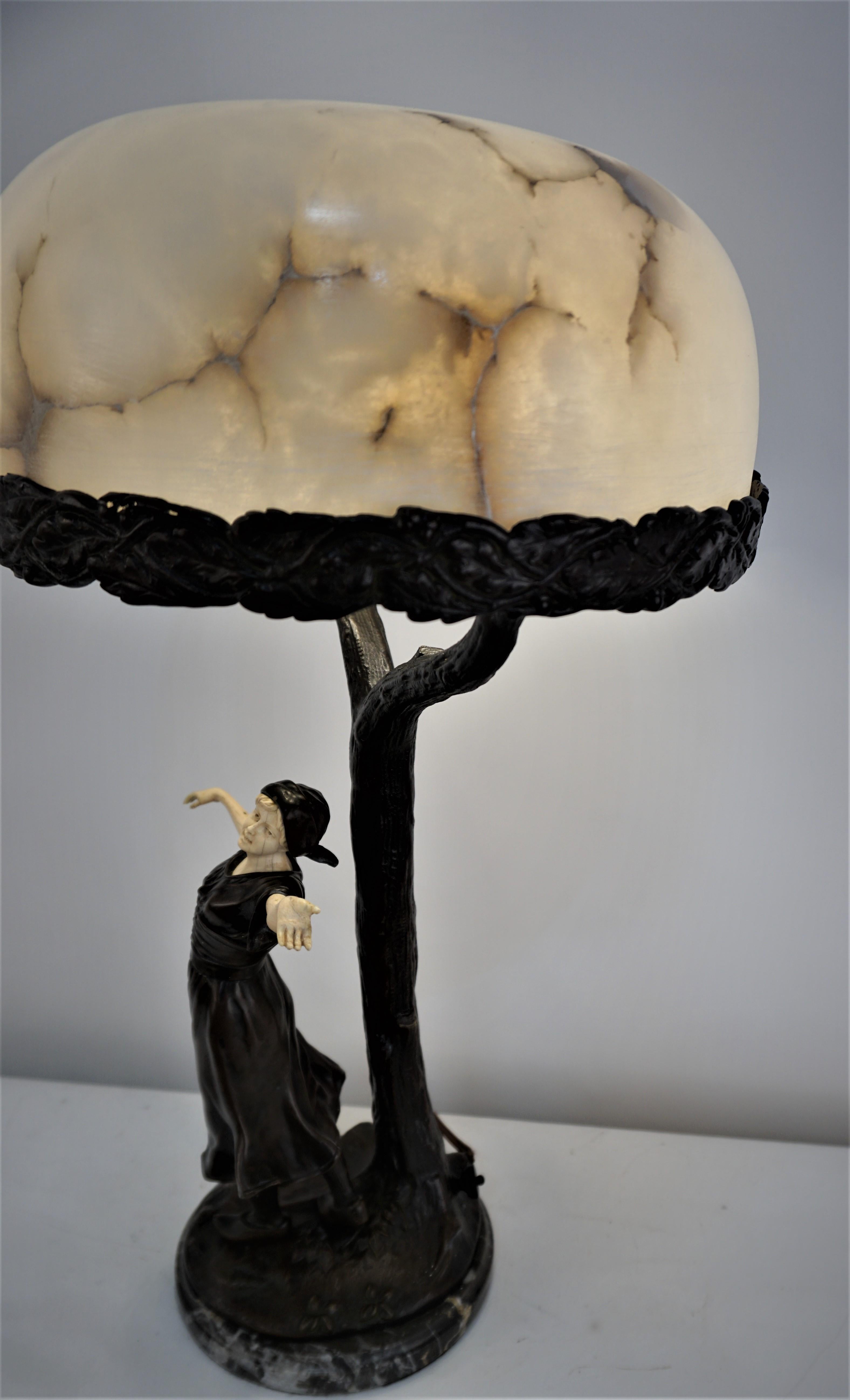 Lampe de table autrichienne en sculpture ivoire et bronze en vente 2