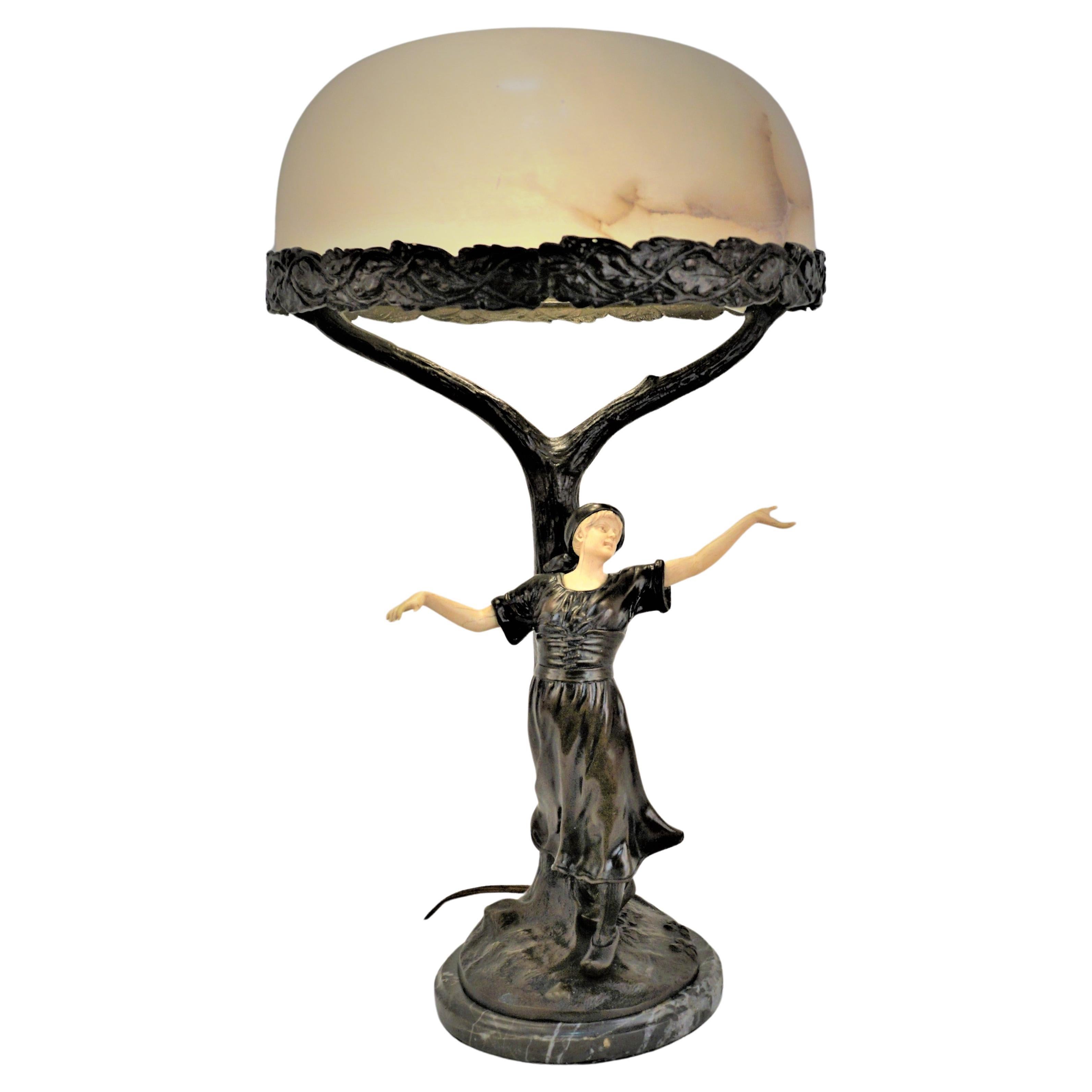Lampe de table autrichienne en sculpture ivoire et bronze en vente