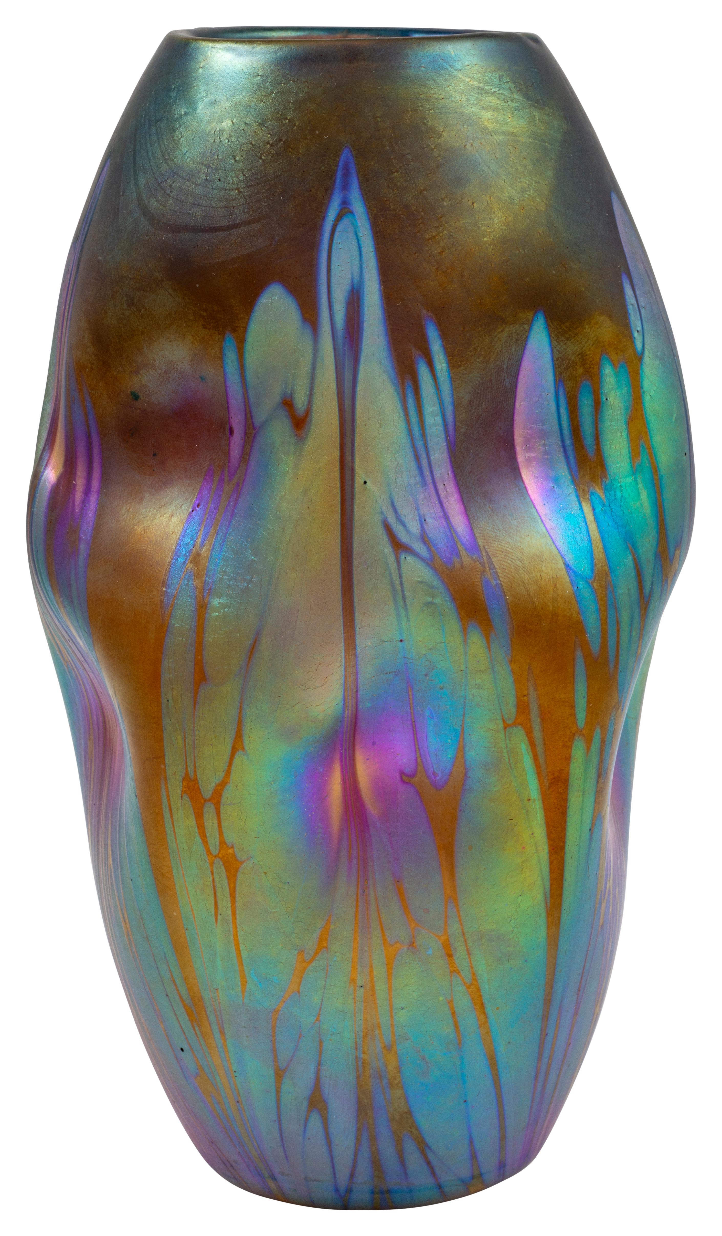 Austrian Jugendstil Glass Vase Blue Purple Johann Loetz Witwe with Medici Maron PG 2/484 decoration ca. 1901

In 1900, the company Johann Loetz-Witwe Klostermühle made its international breakthrough at the world exhibition in Paris with its richly