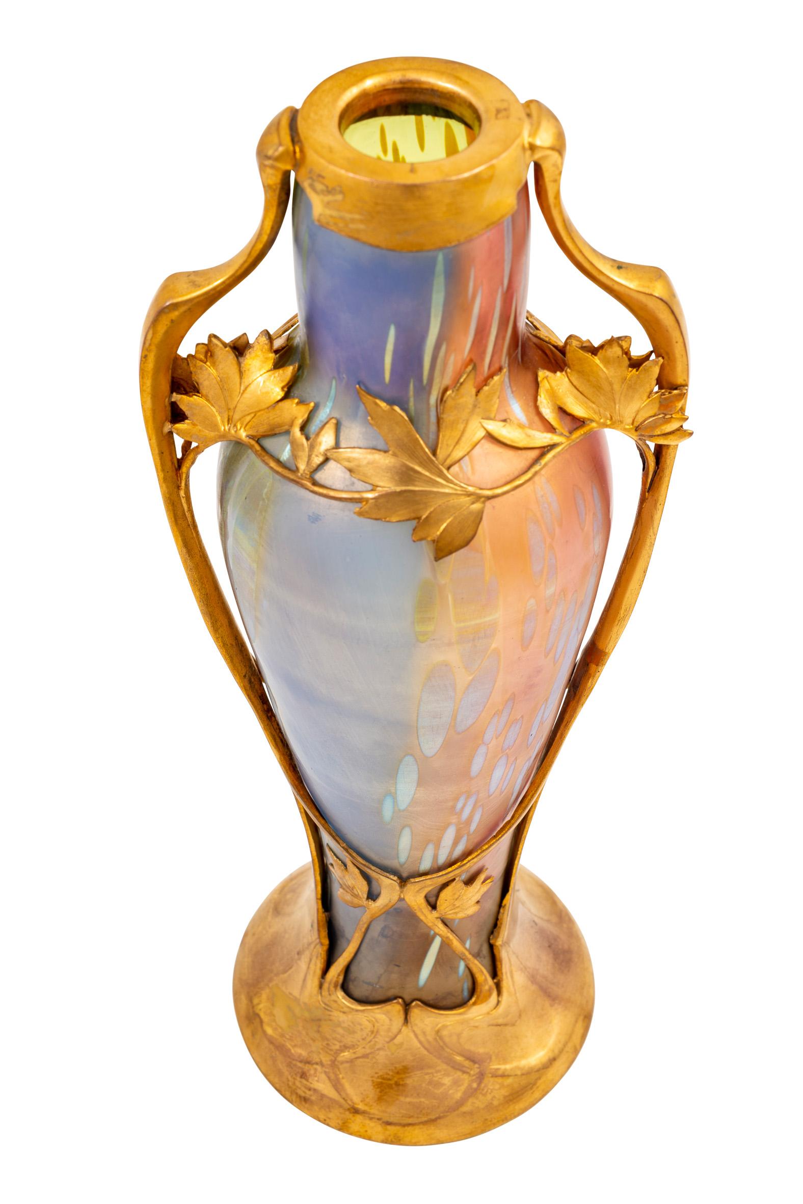 Autrichien Vase en verre autrichien Jugendstil Décoration tricolore avec monture en métal, vers 1900 en vente
