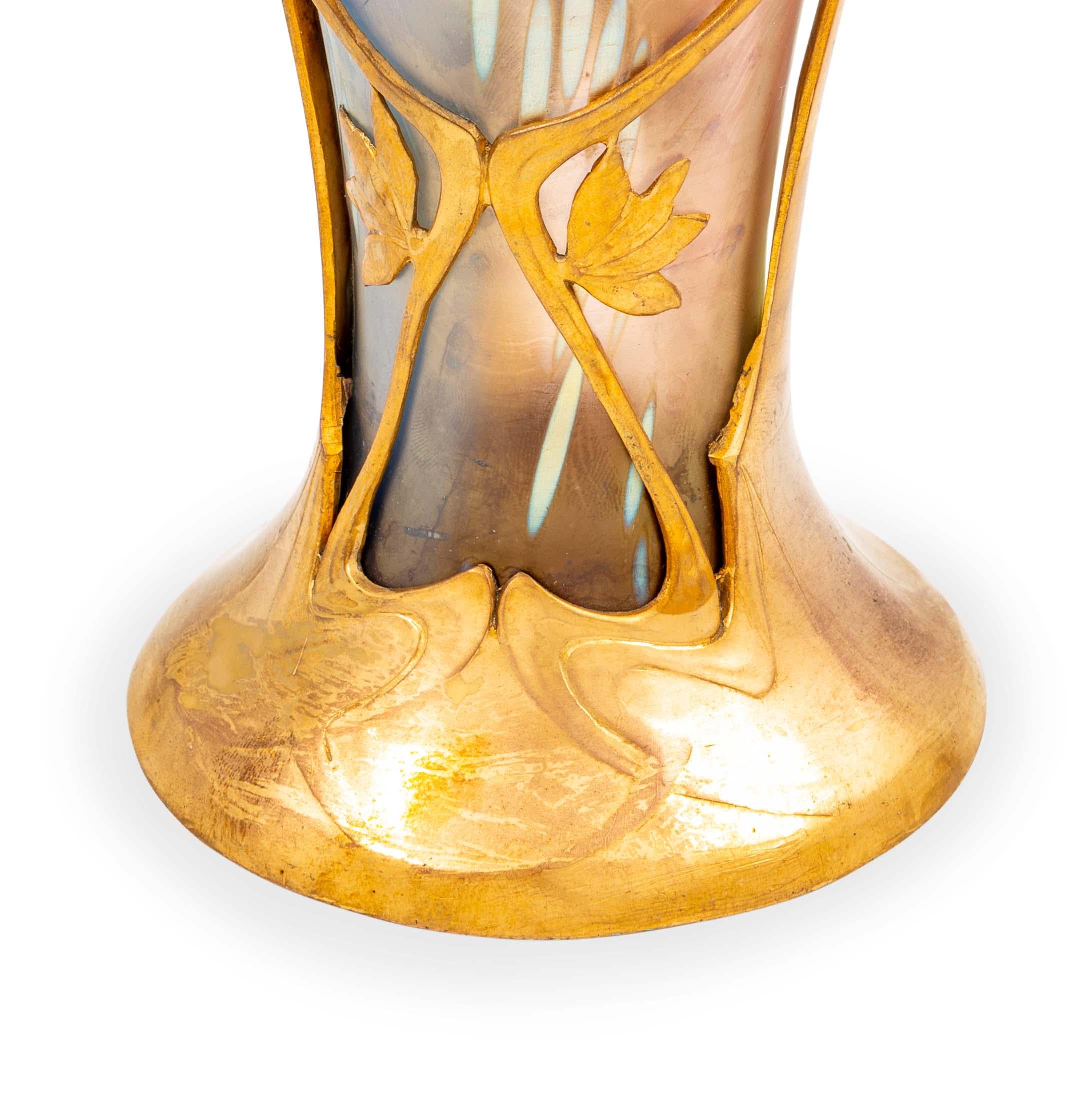 Début du 20ème siècle Vase en verre autrichien Jugendstil Décoration tricolore avec monture en métal, vers 1900 en vente
