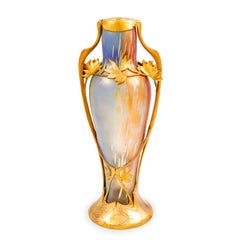 Vaso austriaco Jugendstil in vetro con decorazione tricolore e montatura in metallo del 1900 circa