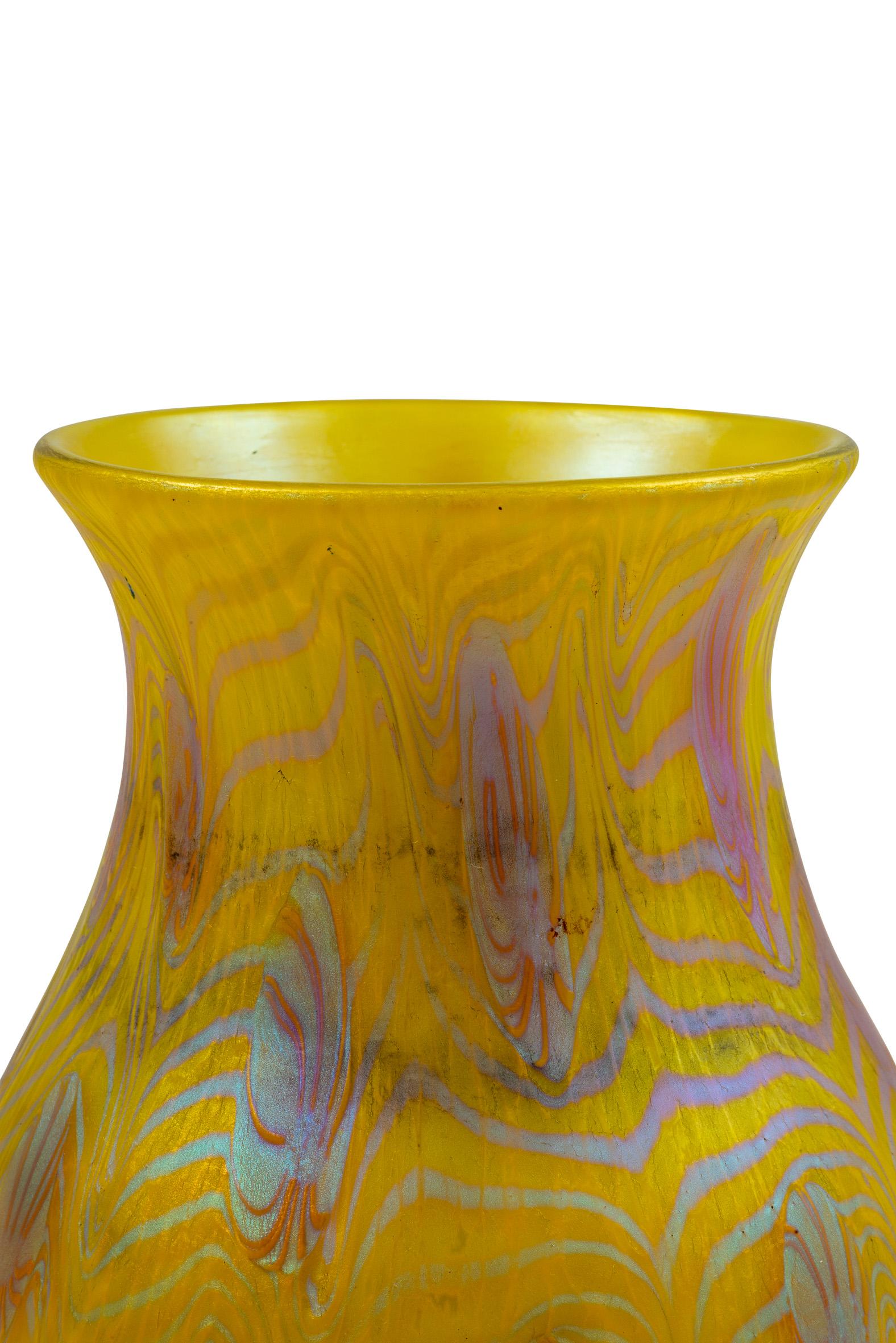 Austrian Jugendstil Glass Vase Yellow Iridescent circa 1903 Loetz In Good Condition For Sale In Klosterneuburg, AT