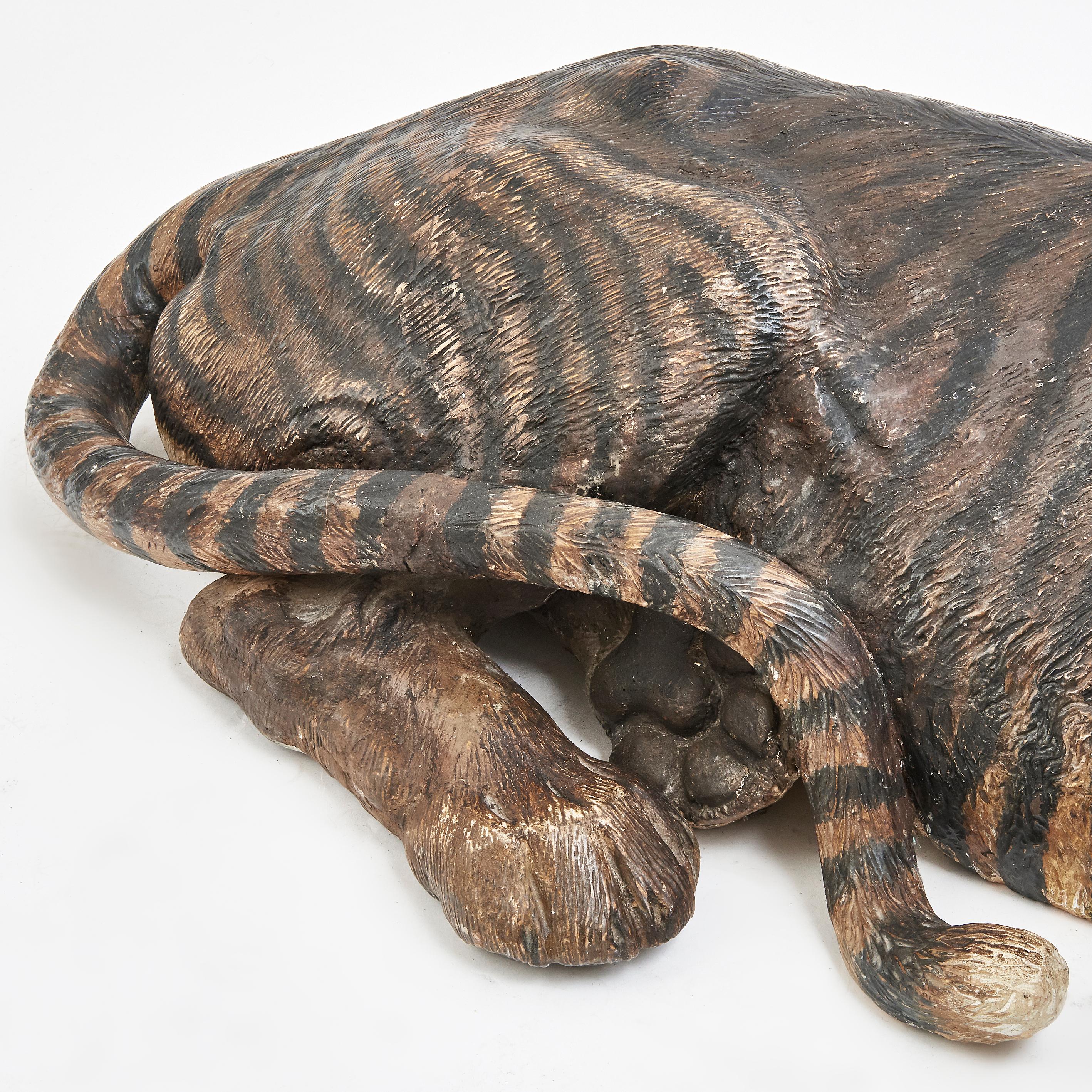 Österreichisches großes kalt bemaltes Terrakotta-Modell eines Tigers:: Ende 19 (19. Jahrhundert)