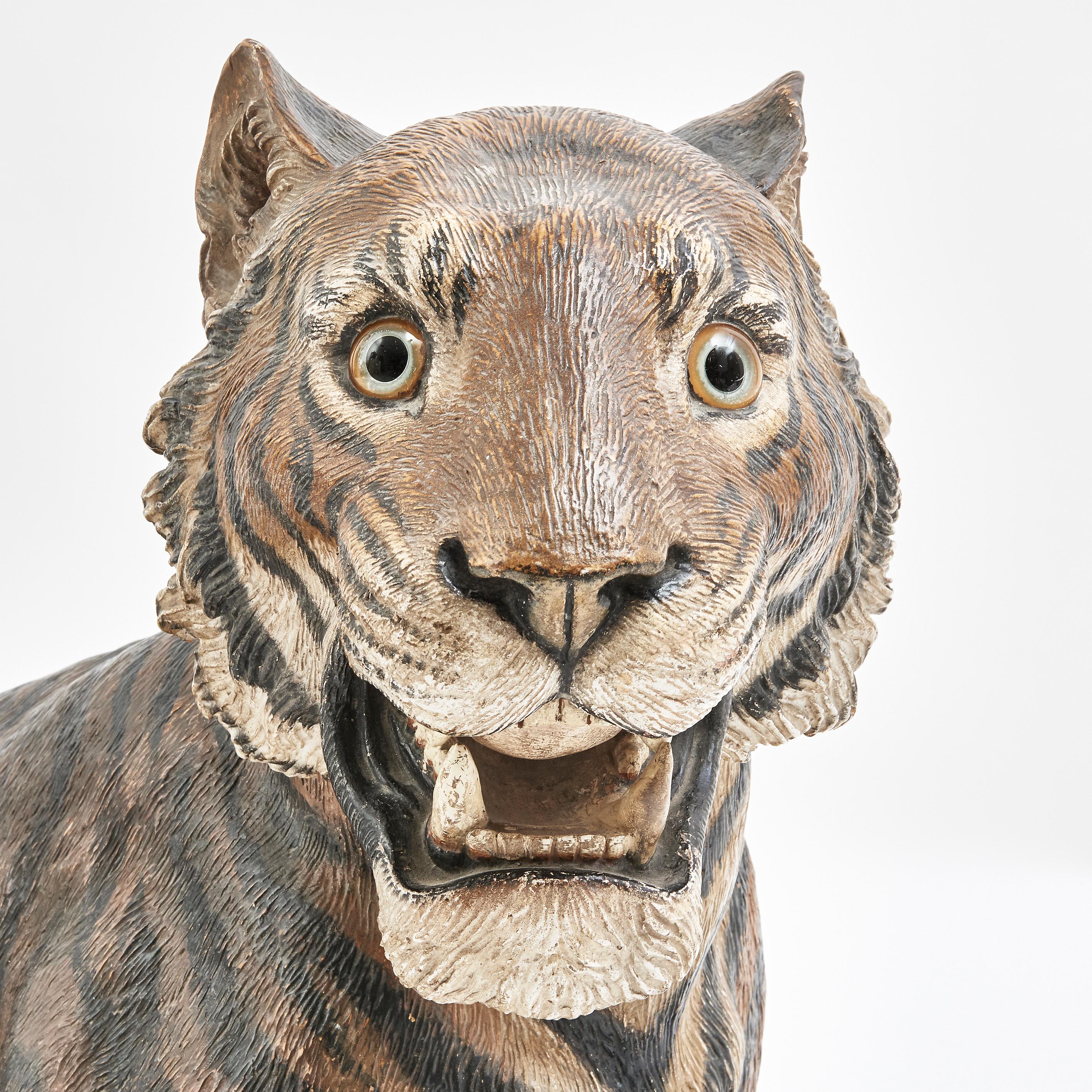Österreichisches großes kalt bemaltes Terrakotta-Modell eines Tigers:: Ende 19 1