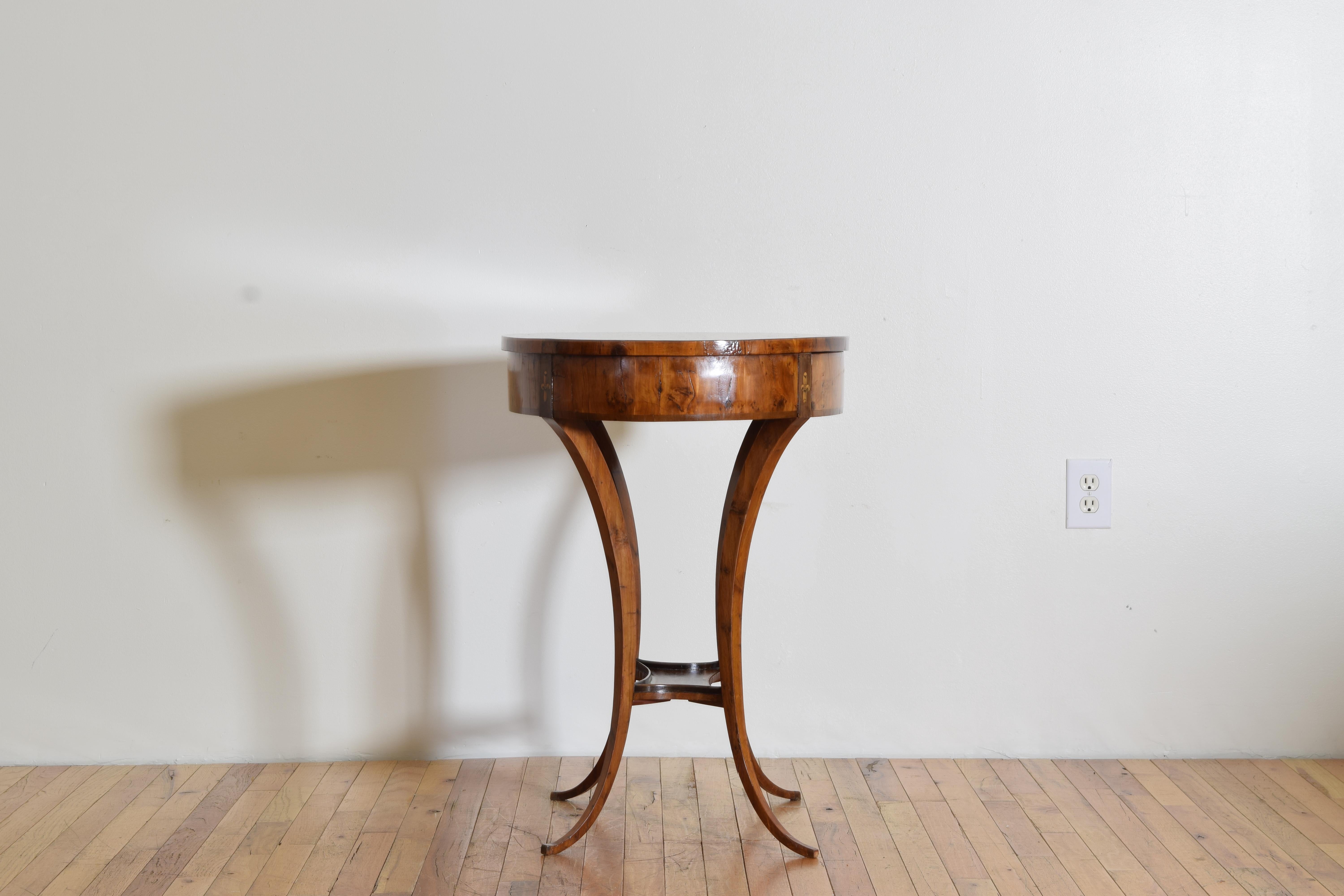 Austrian Late Neoclassic Shaped Burl Walnut Oval 1-Drawer Side Table, circa 1830 In Good Condition For Sale In Atlanta, GA
