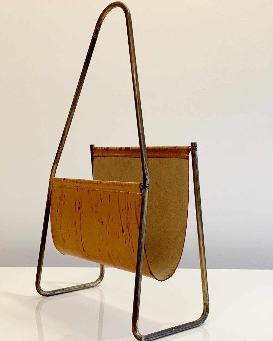 The fourth-generation Viennese workshop of Carl Auböck combines traditional craftsmanship with modern design. Designed in the 1950s by Carl Auböck II, this modern accent piece features tan leather and a lustrous brass frame. The resulting sling