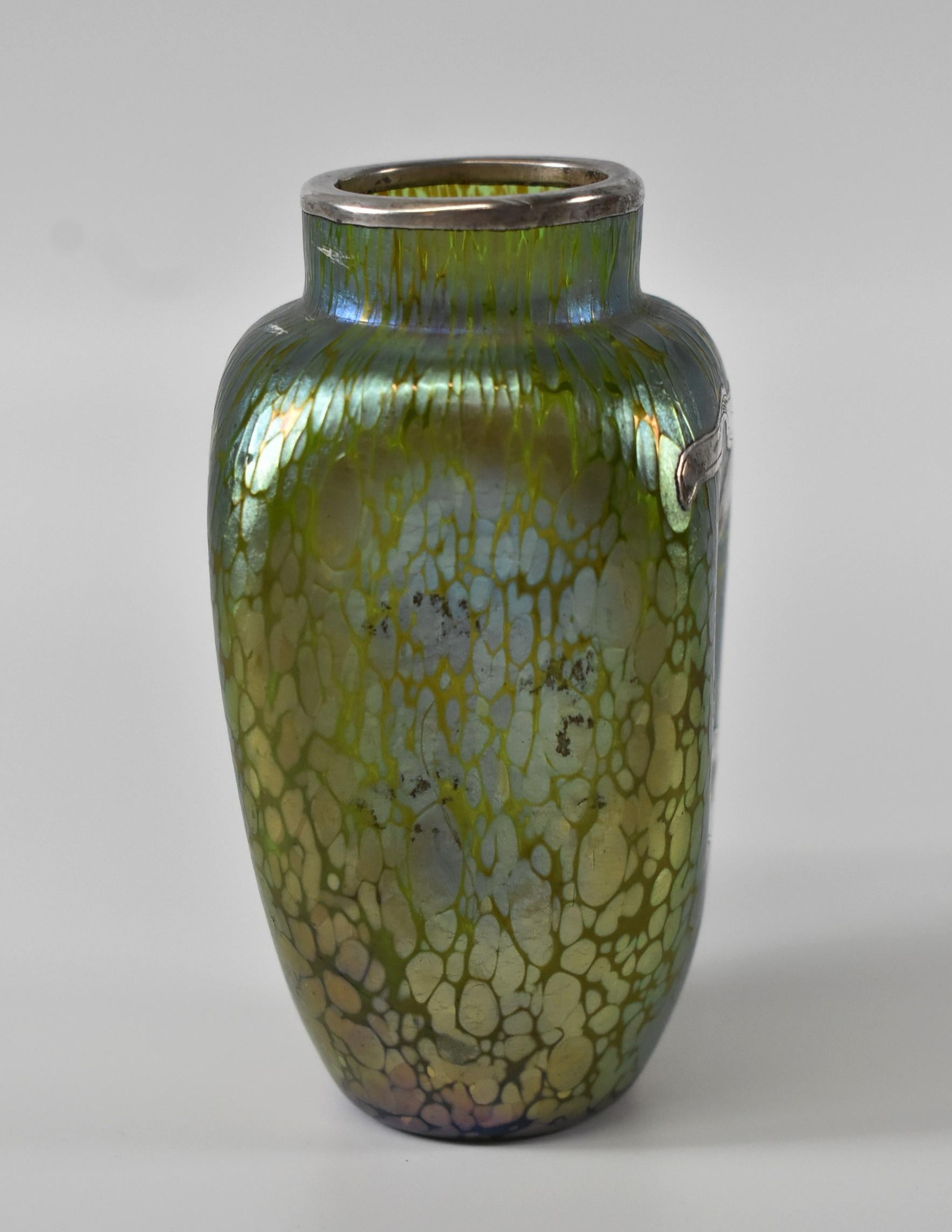 Europeo Vaso in vetro austriaco Loetz Iridescente Art Nouveau con sovrapposizione in argento in vendita