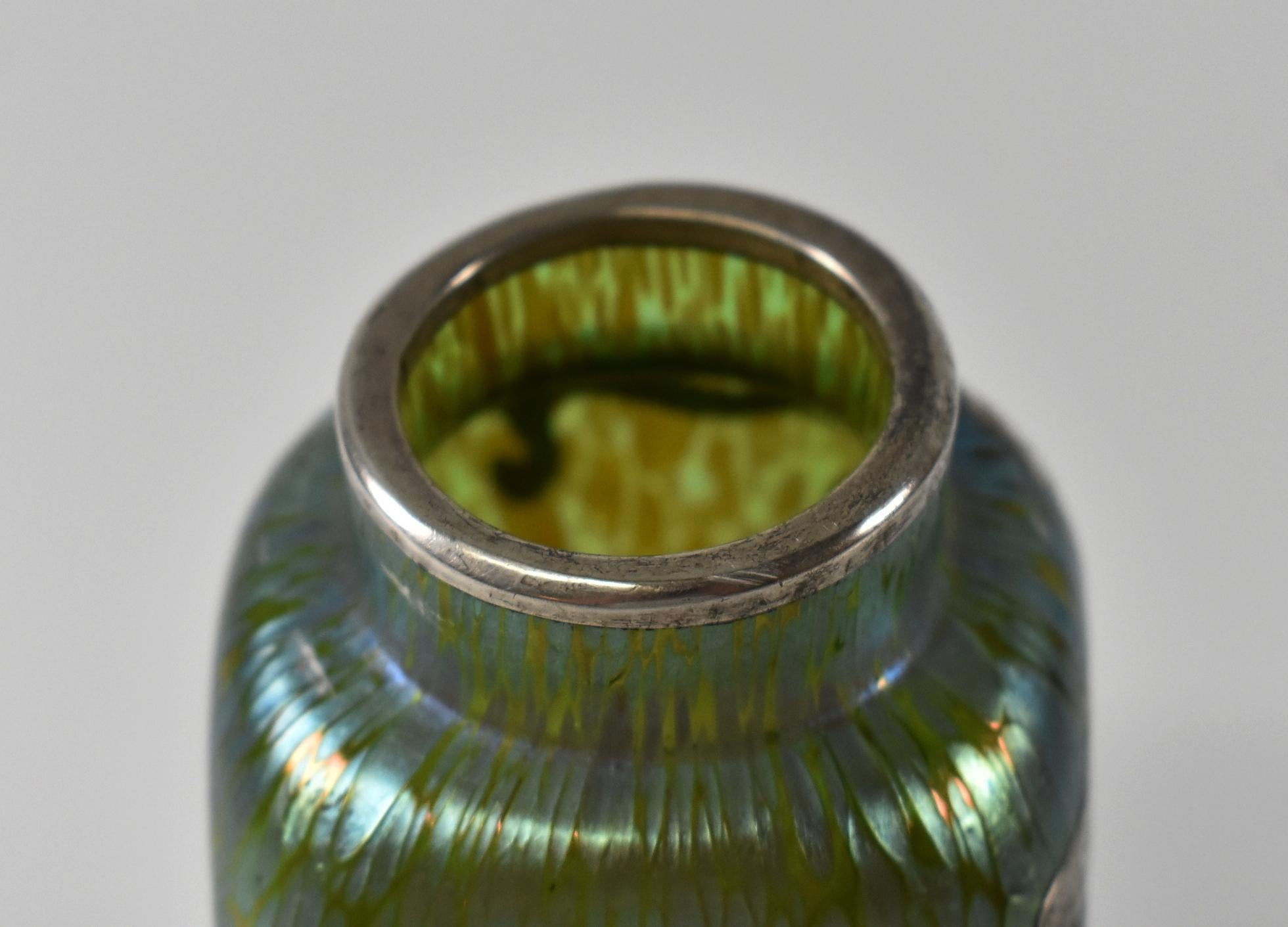 20ième siècle Loetz vase autrichien Art nouveau en verre irisé recouvert d'argent sterling en vente