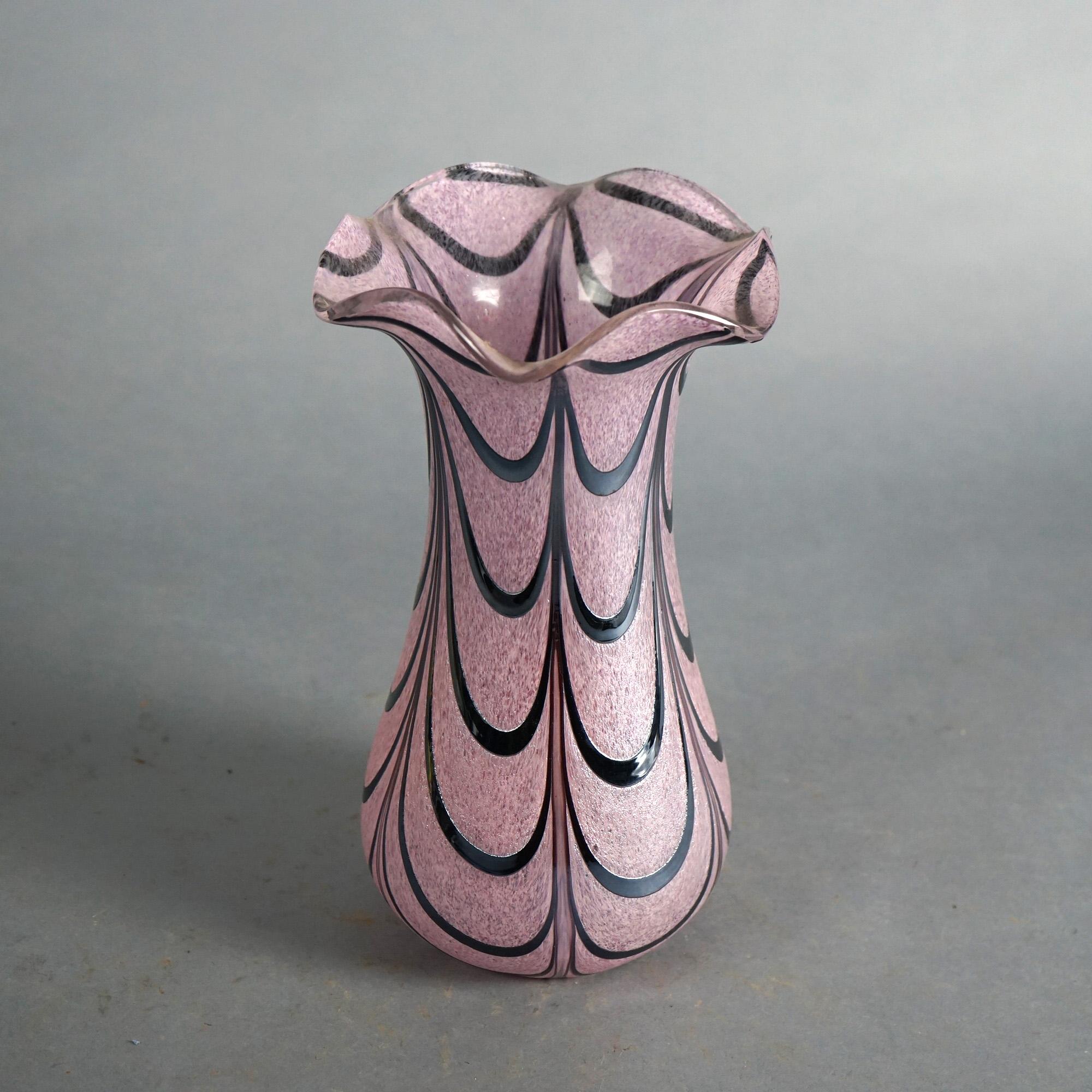 Vase autrichien en verre d'art évasé avec recouvrement en drap d'argent à la manière de Loetz C1930

Mesures - 11 1/8 