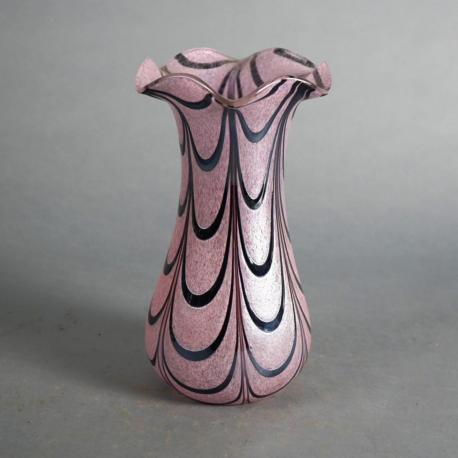 Vase en verre d'art évasé de l'école autrichienne Loetz avec superposition de drapés argentés, vers 1930 Bon état - En vente à Big Flats, NY