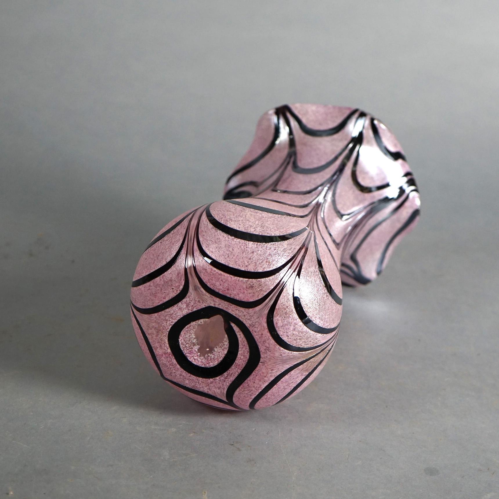 20ième siècle Vase en verre d'art évasé de l'école autrichienne Loetz avec superposition de drapés argentés, vers 1930 en vente