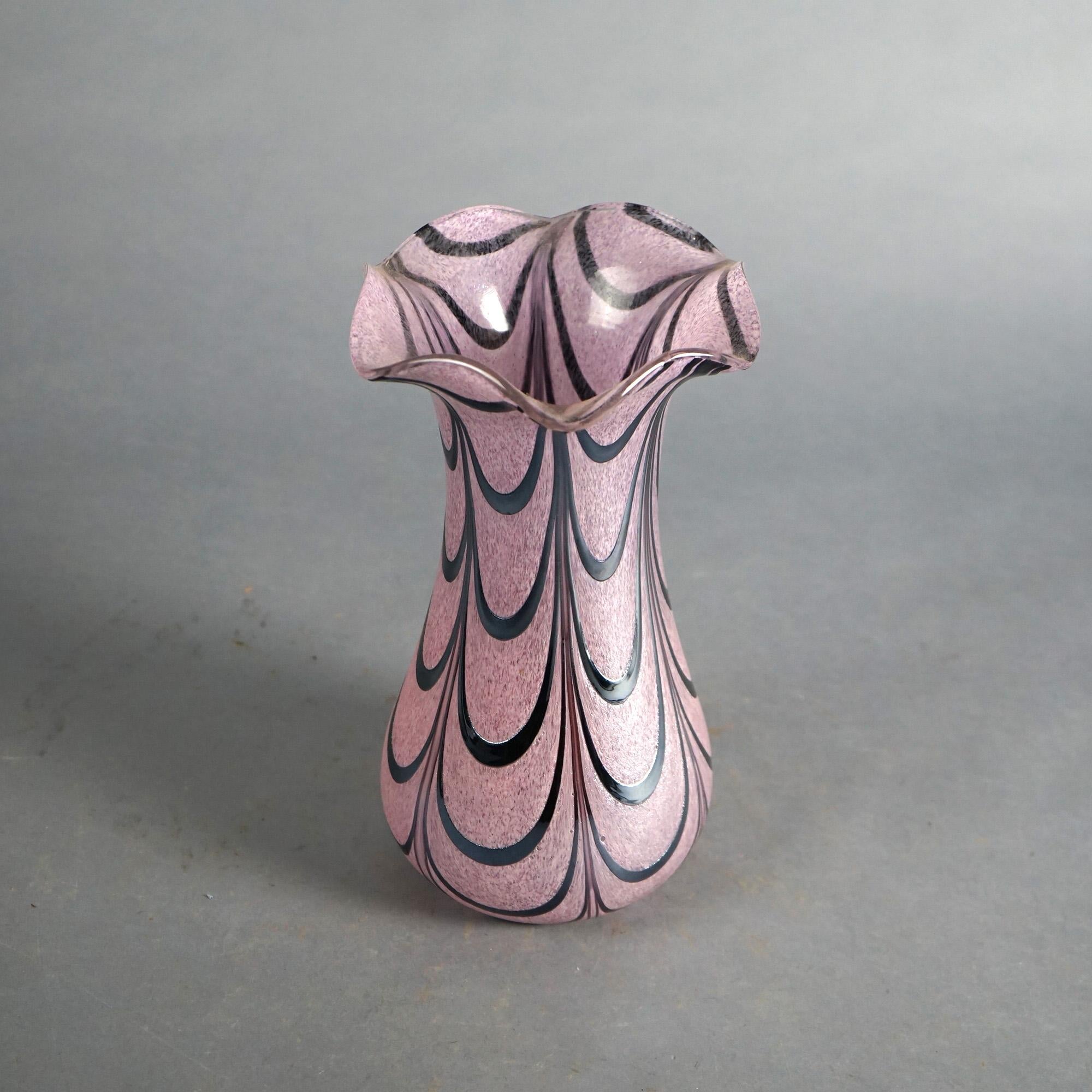 Verre Vase en verre d'art évasé de l'école autrichienne Loetz avec superposition de drapés argentés, vers 1930 en vente