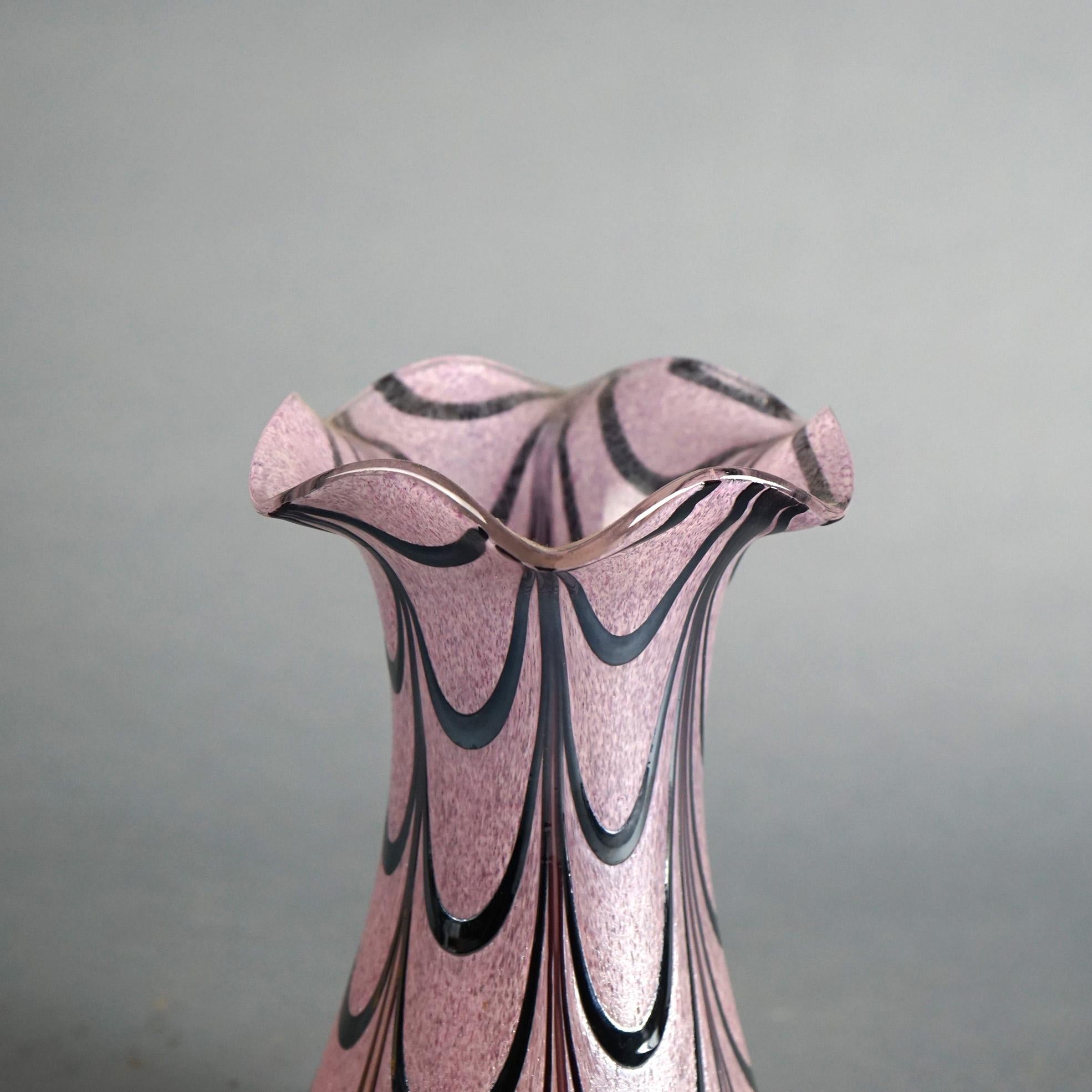 Vase en verre d'art évasé de l'école autrichienne Loetz avec superposition de drapés argentés, vers 1930 en vente 1