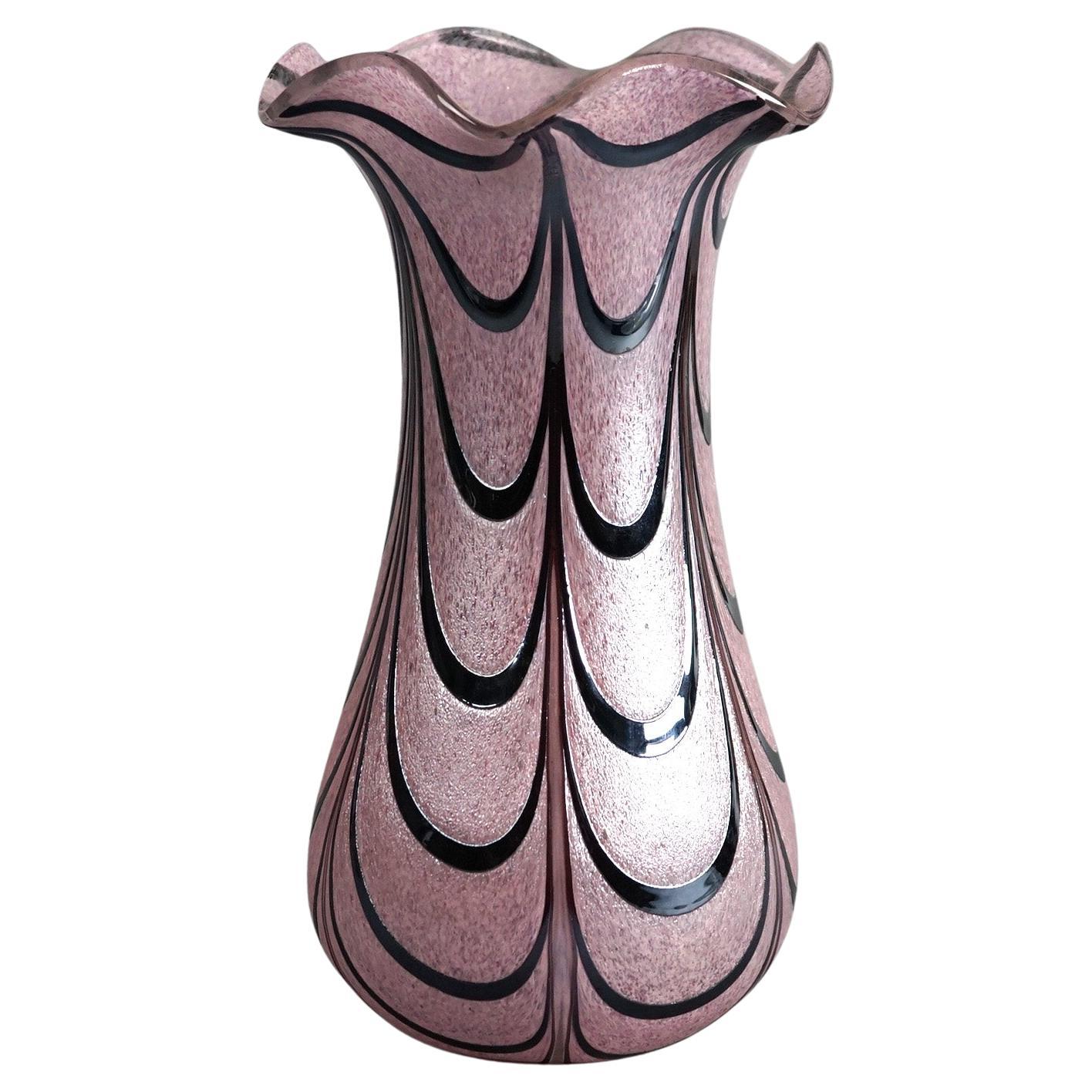 Vase en verre d'art évasé de l'école autrichienne Loetz avec superposition de drapés argentés, vers 1930 en vente