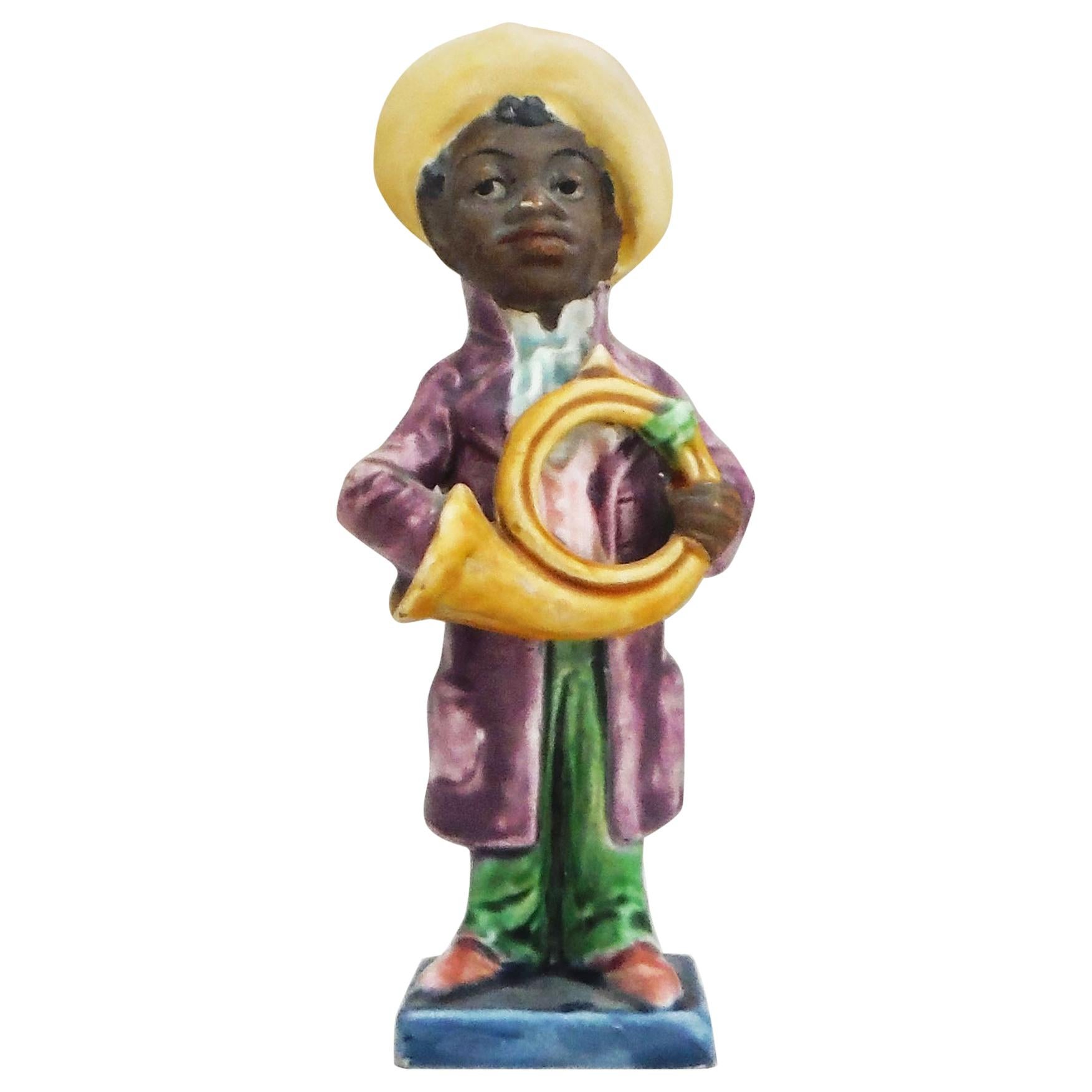 Musicista nero in maiolica austriaca con corno, 1890 circa
