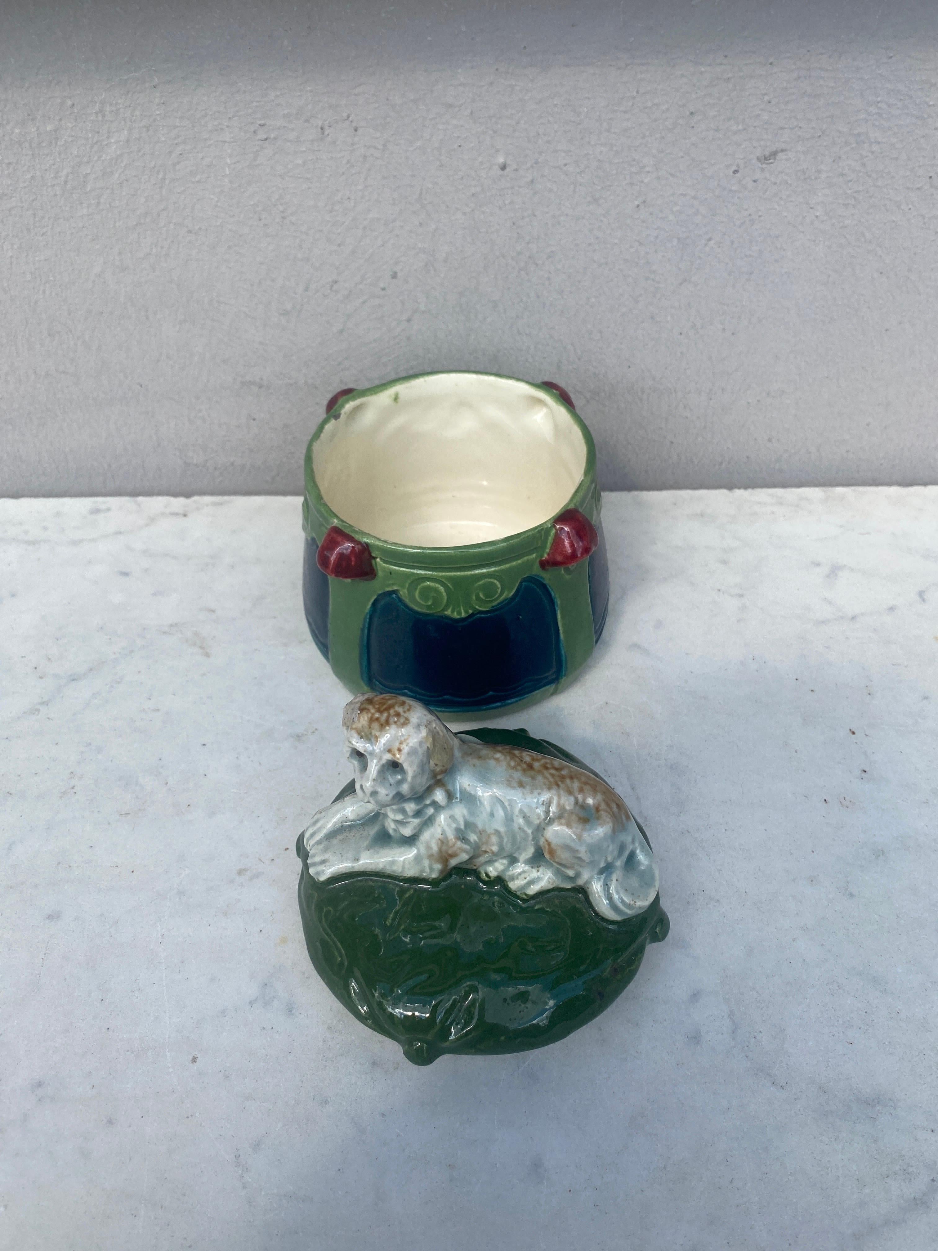 Rustique Pot à tabac autrichien en majolique avec chien, Circa 1900 en vente