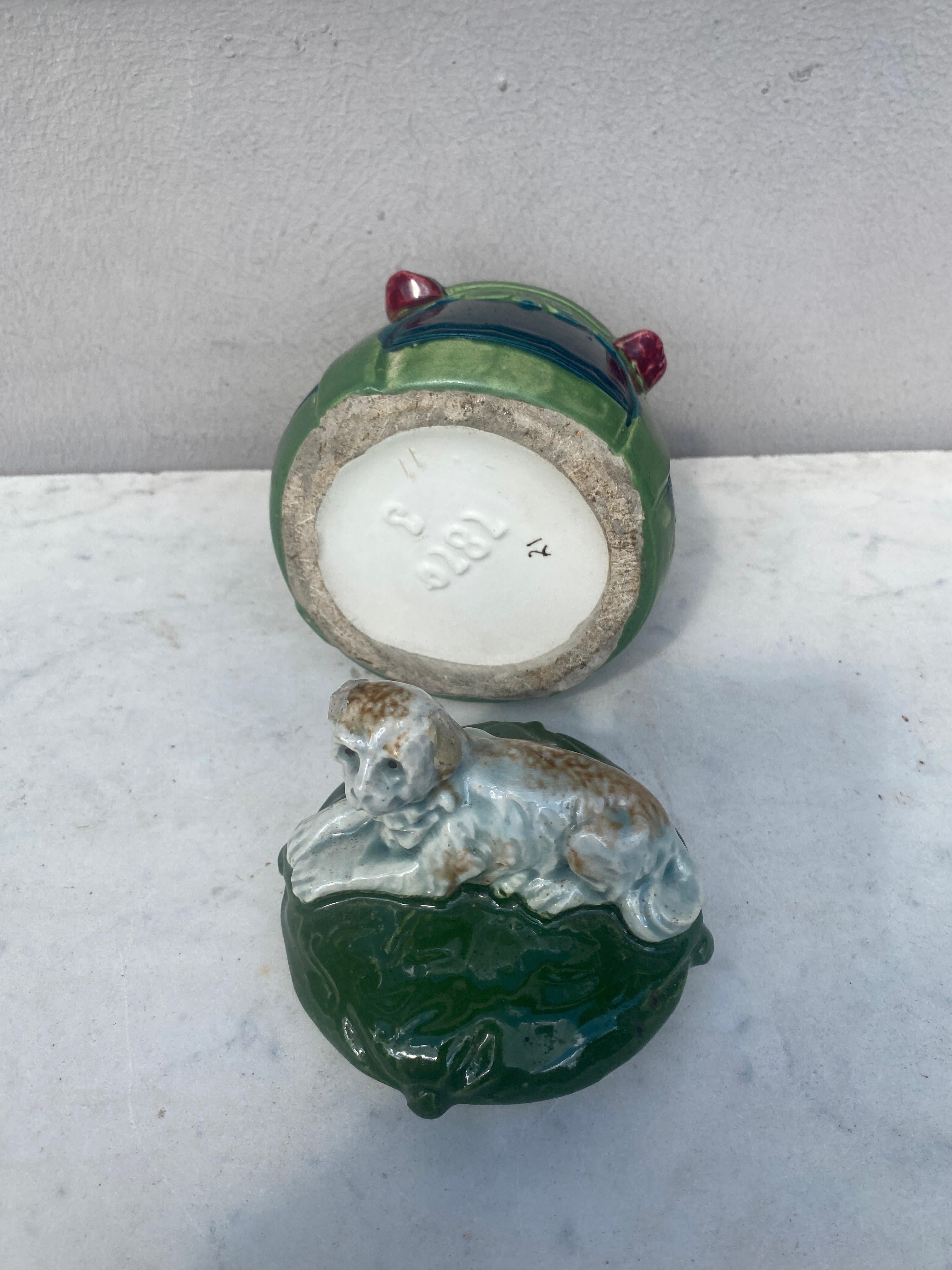 Pot à tabac autrichien en majolique avec chien, Circa 1900 Bon état - En vente à Austin, TX