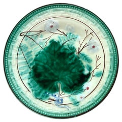 Assiette en majolique autrichienne à feuilles et fleurs, vers 1890