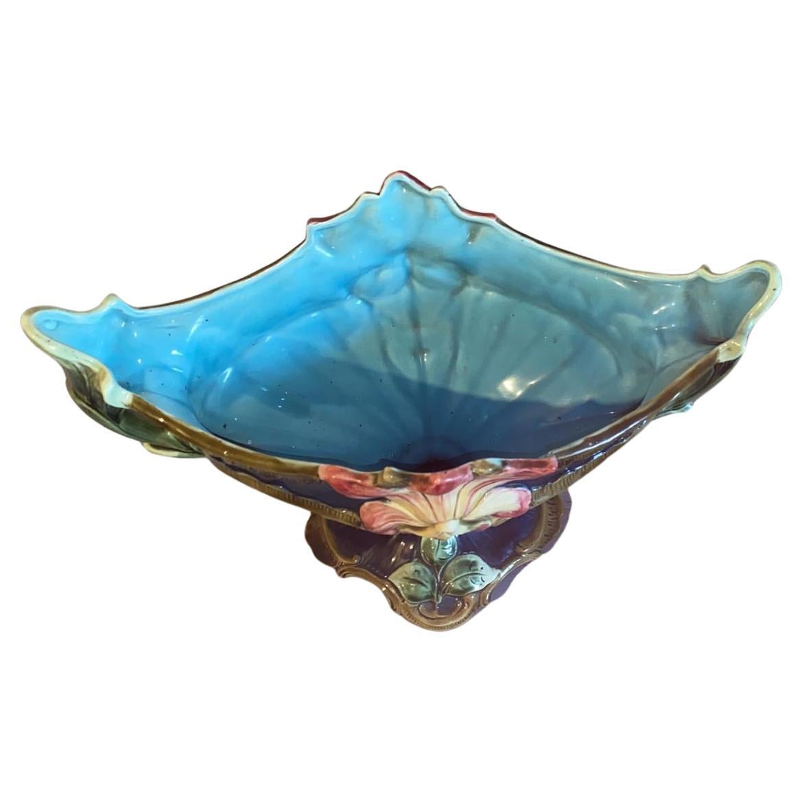 Jardinière autrichienne à lys en majolique Julius Greiner & Sohn Bodenbach, vers 1900.
Art nouveau.
